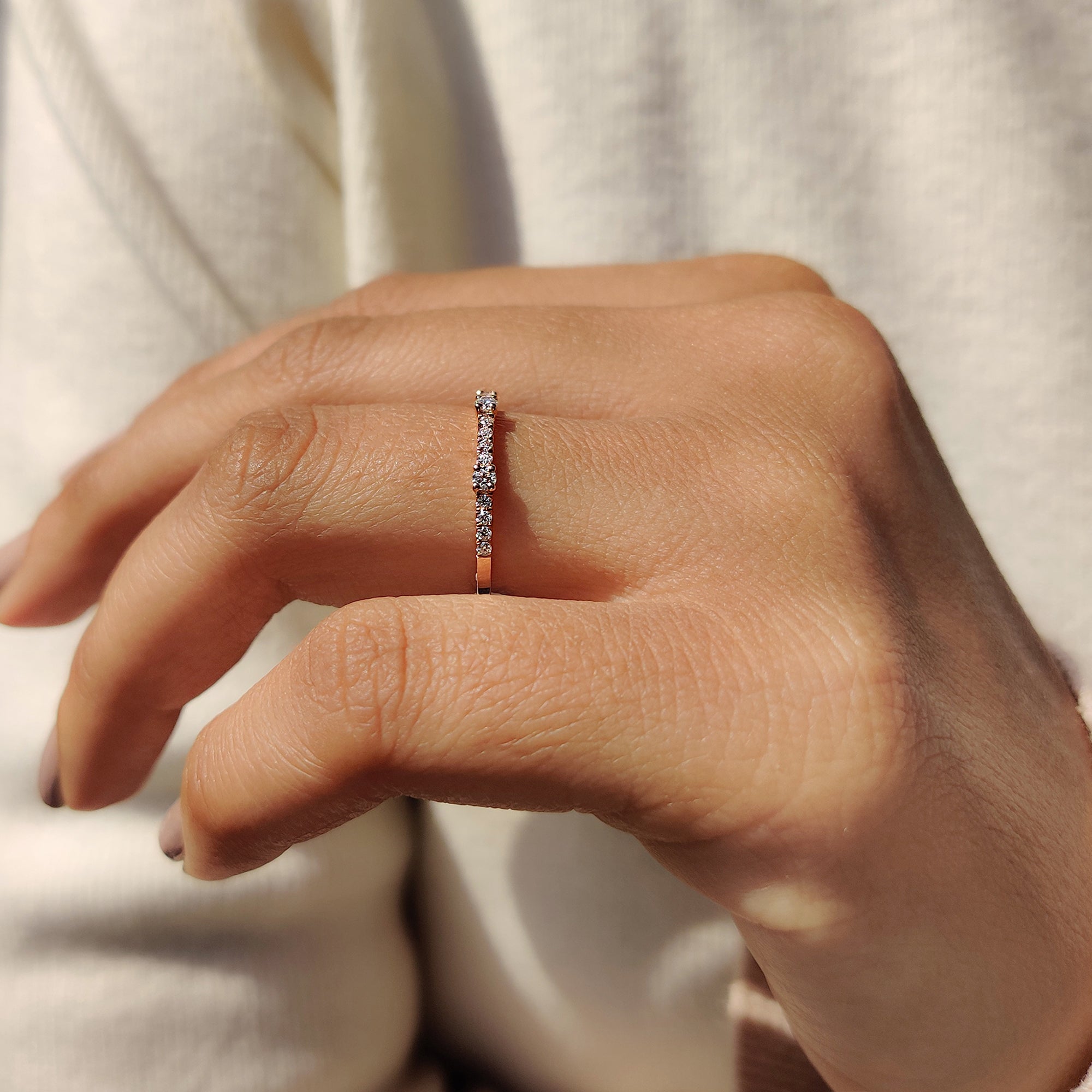 Round Cut Moissanite Half Eternity Band Image secondaire du produit