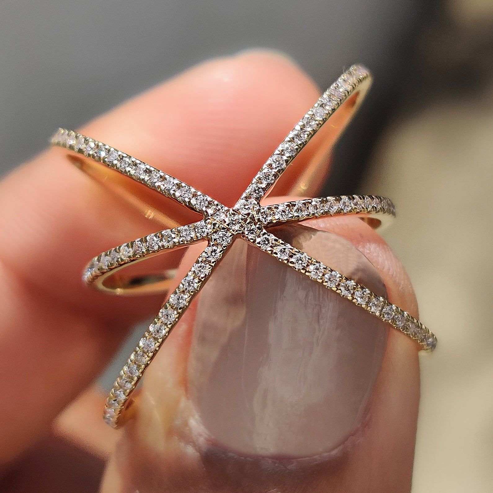 Criss Cross Wedding Band With Round Cut Moissanite Imagen principal del producto