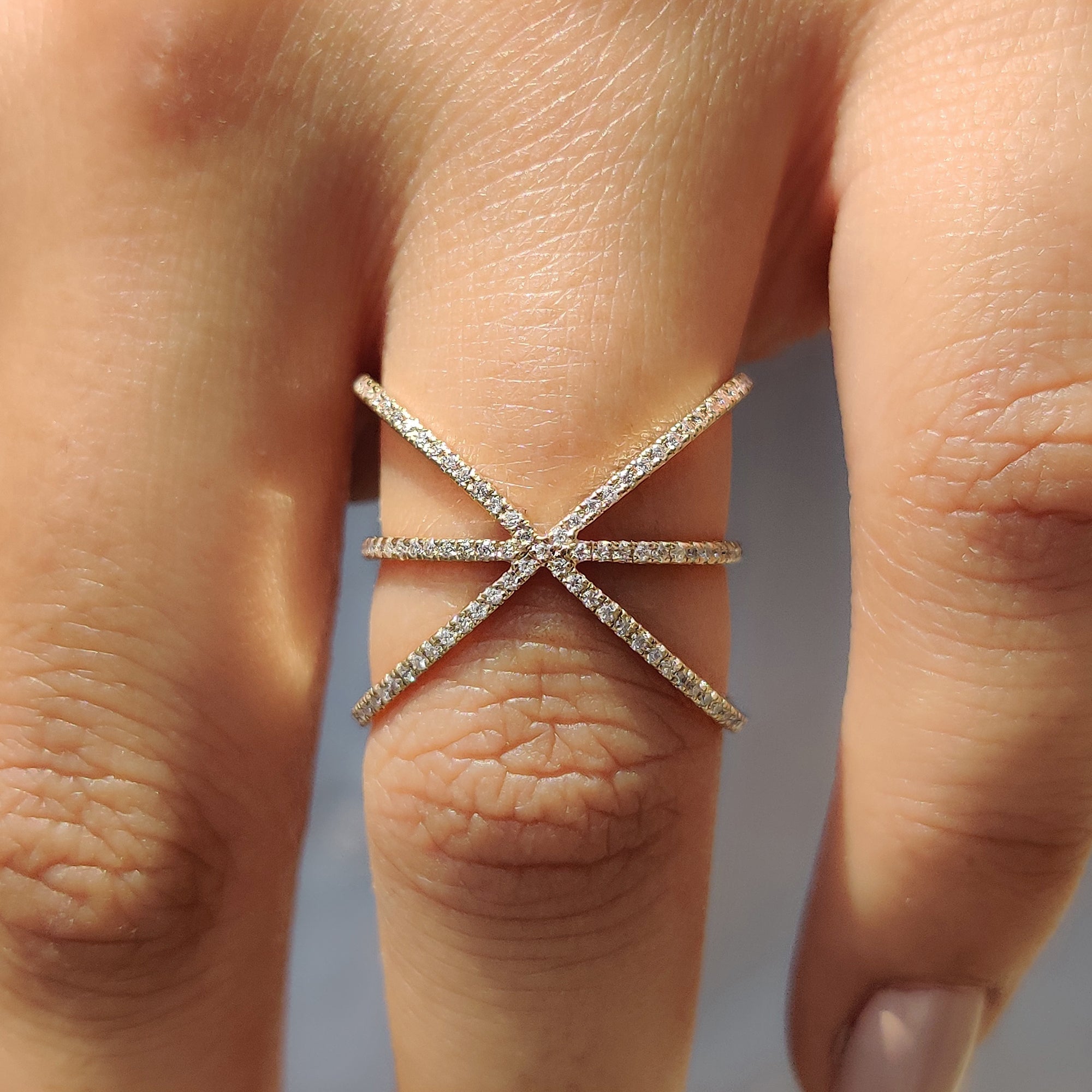 Criss Cross Wedding Band With Round Cut Moissanite Imagen secundaria del producto