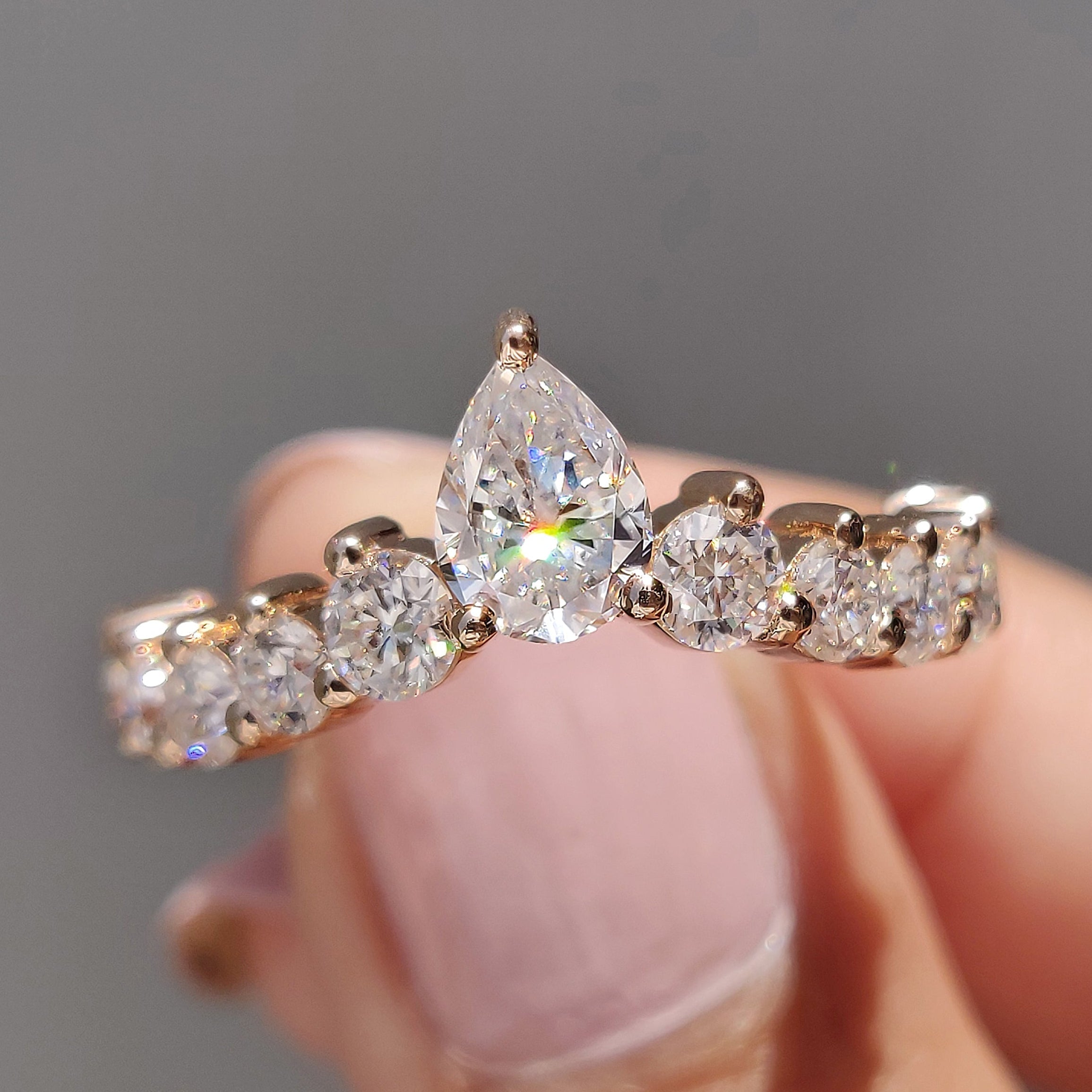 Pear Shaped Wedding Band In Tiara Style Image principale du produit
