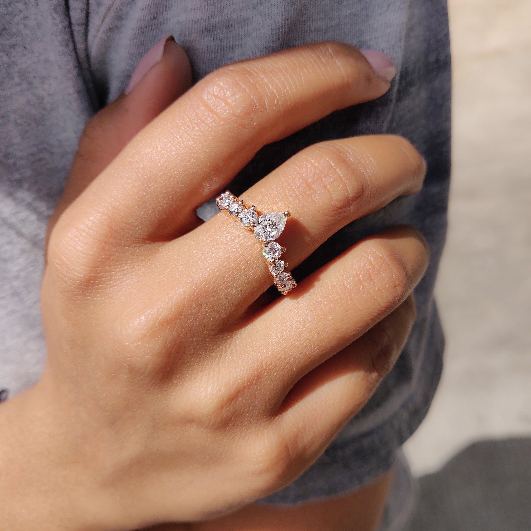 Pear Shaped Wedding Band In Tiara Style Image secondaire du produit