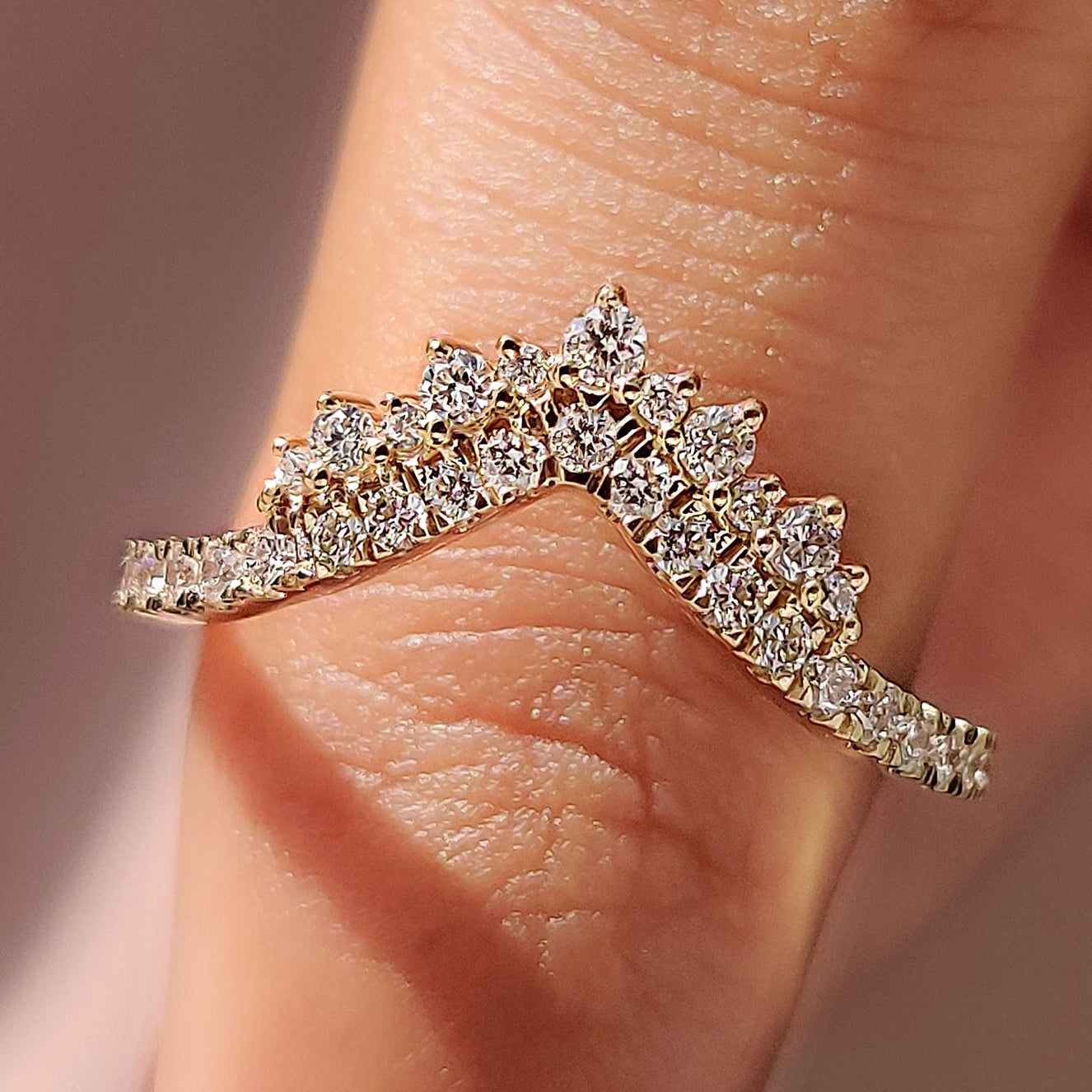 Round Cut Curved Diamond Wedding Band Image principale du produit