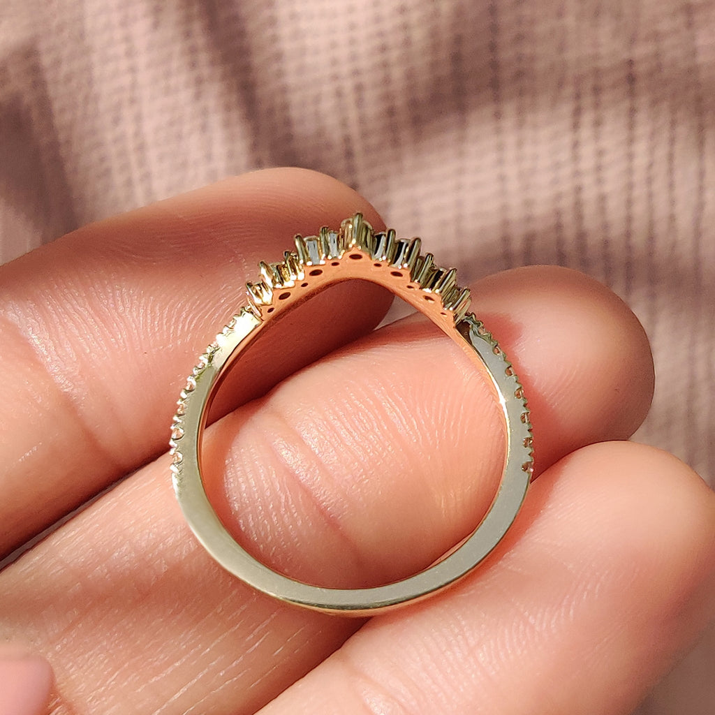Round Cut Curved Diamond Wedding Band
