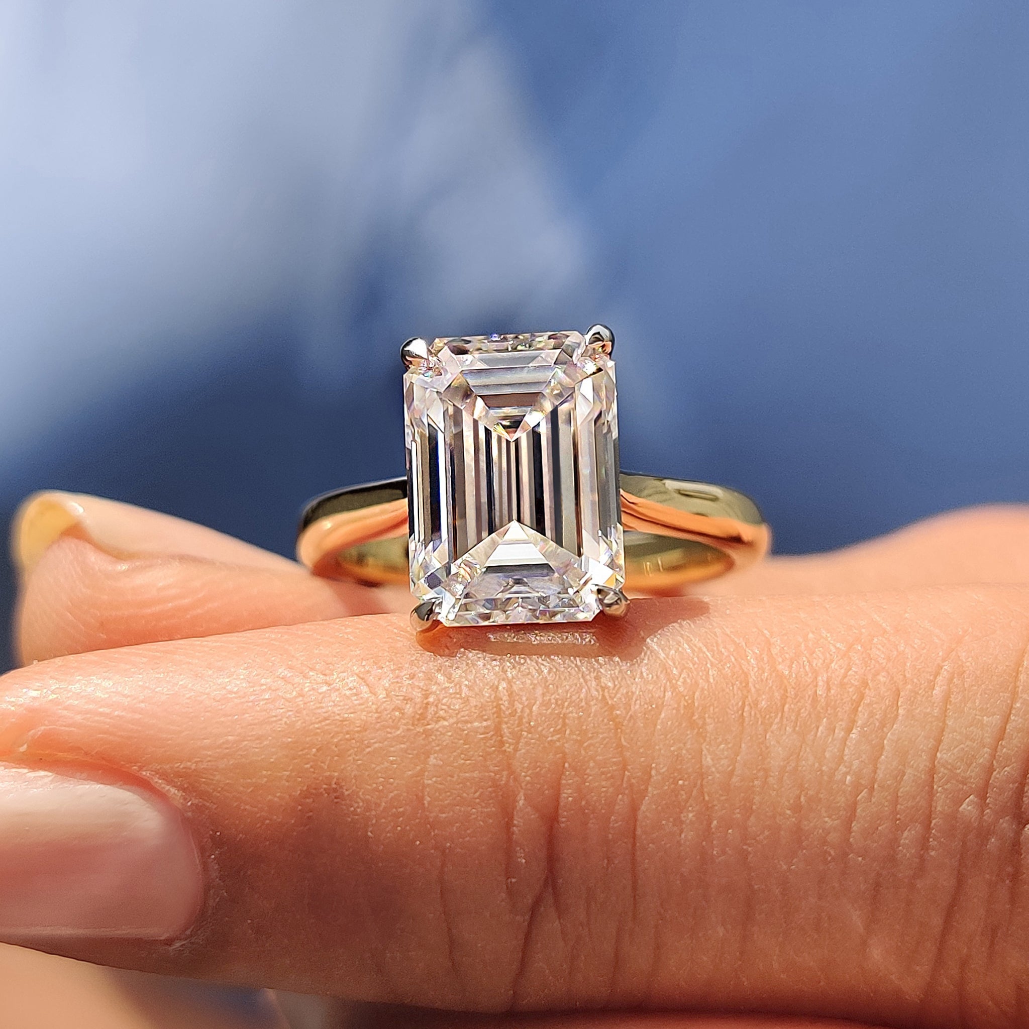 Cathedral Emerald Cut Ring With Tapered Shank Band Immagine principale del prodotto