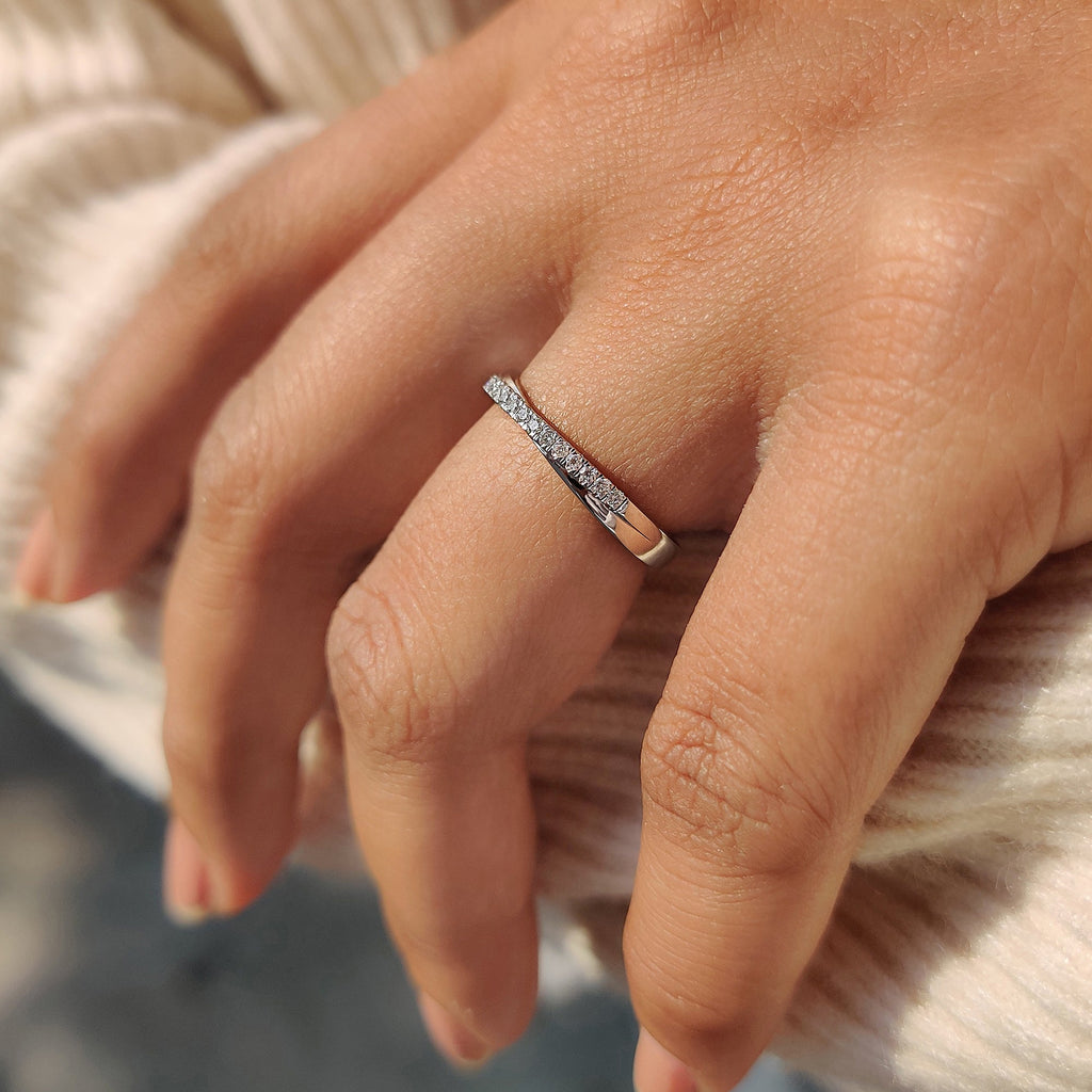 Round Cut Crossover Wedding Band