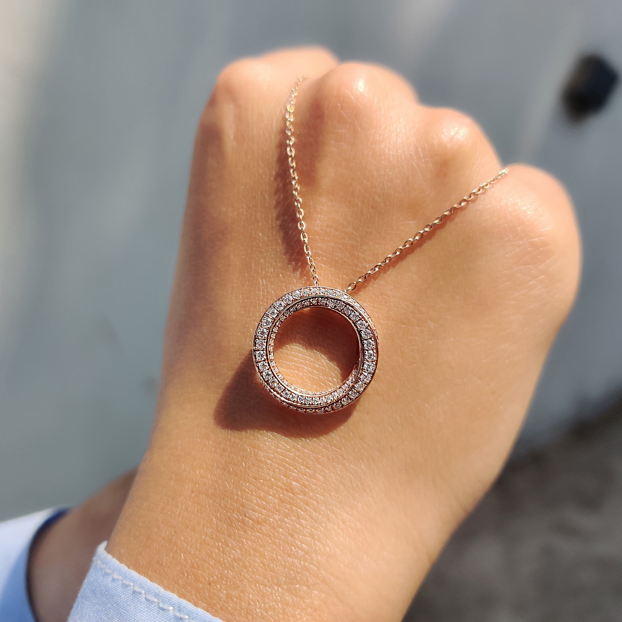 Twisted Multi Circle Moissanite Pendant In Round Cut Image secondaire du produit