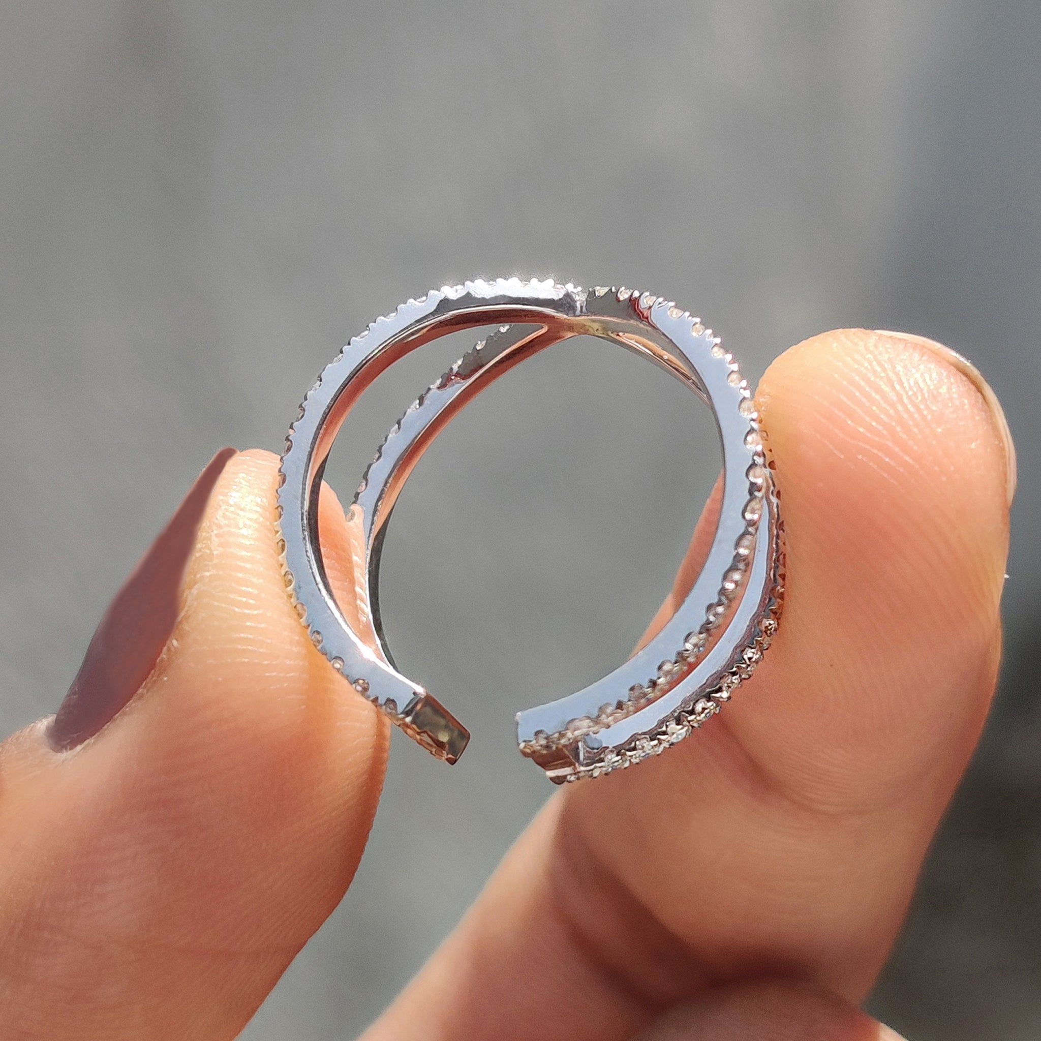 Classic Criss Cross Eternity Band In Round Cut Imagen secundaria del producto