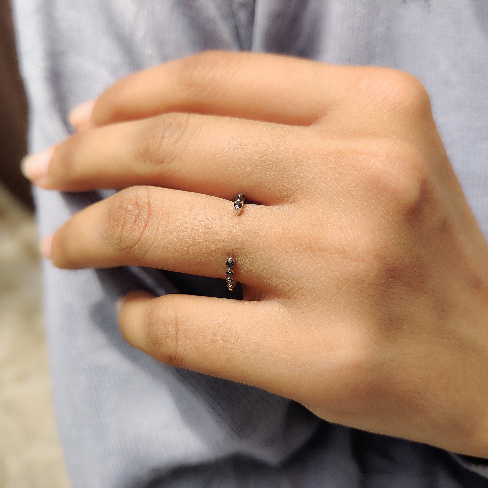 Black Moissanite Wedding Band With Open Gap Look Imagen secundaria del producto