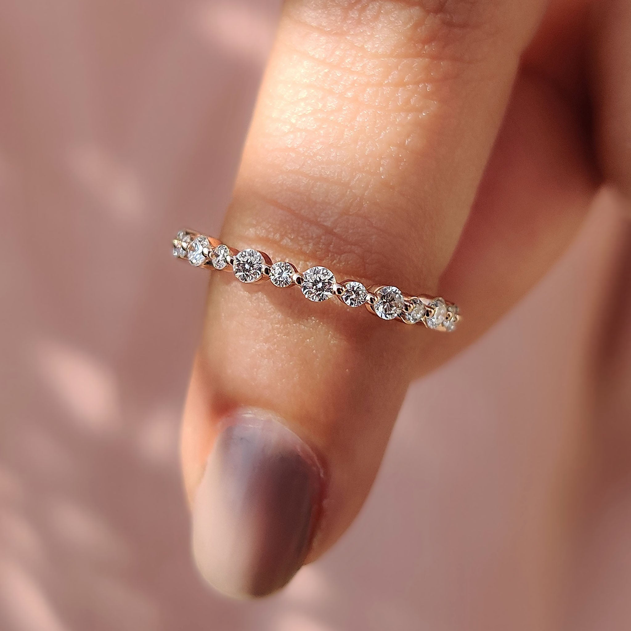 Rose Gold Wedding Band With Round Cut Diamond Image principale du produit