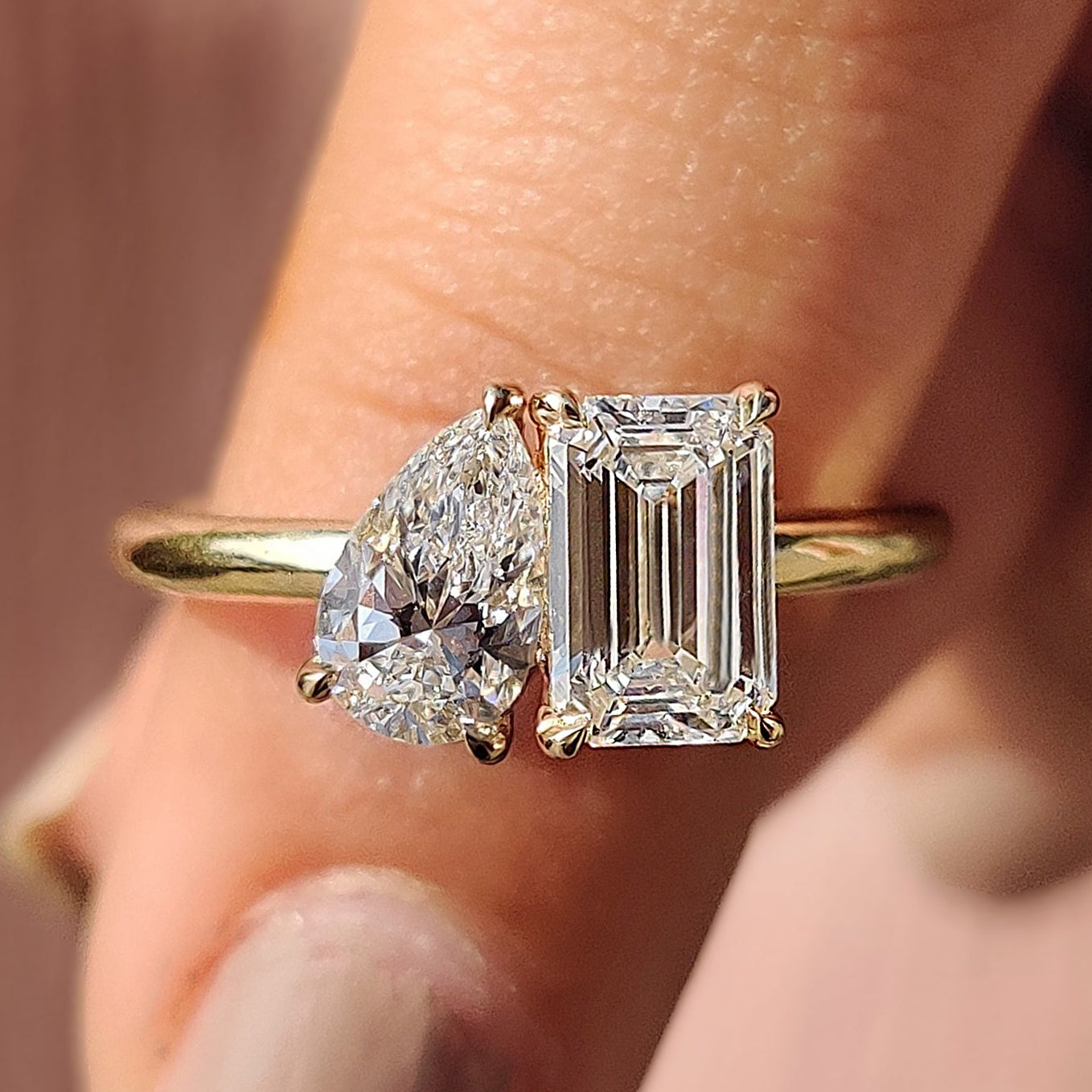 Emerald And Pear Engagement Ring In Toi Et Moi Style Immagine principale del prodotto