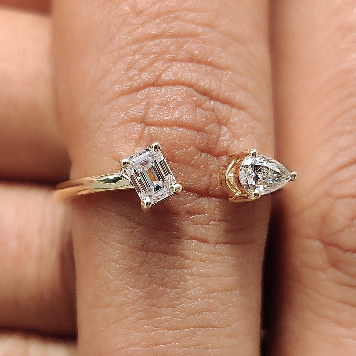 2 Stone Engagement Ring Featuring Emerald and Pear Cut Immagine principale del prodotto