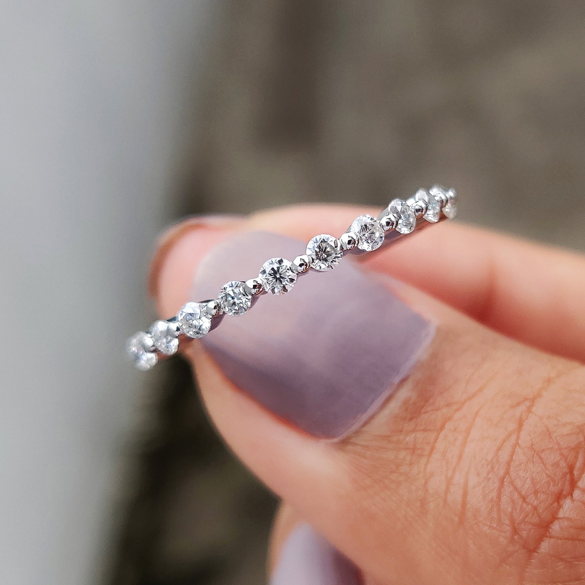 Half Eternity Band - Shared Prong Imagen secundaria del producto