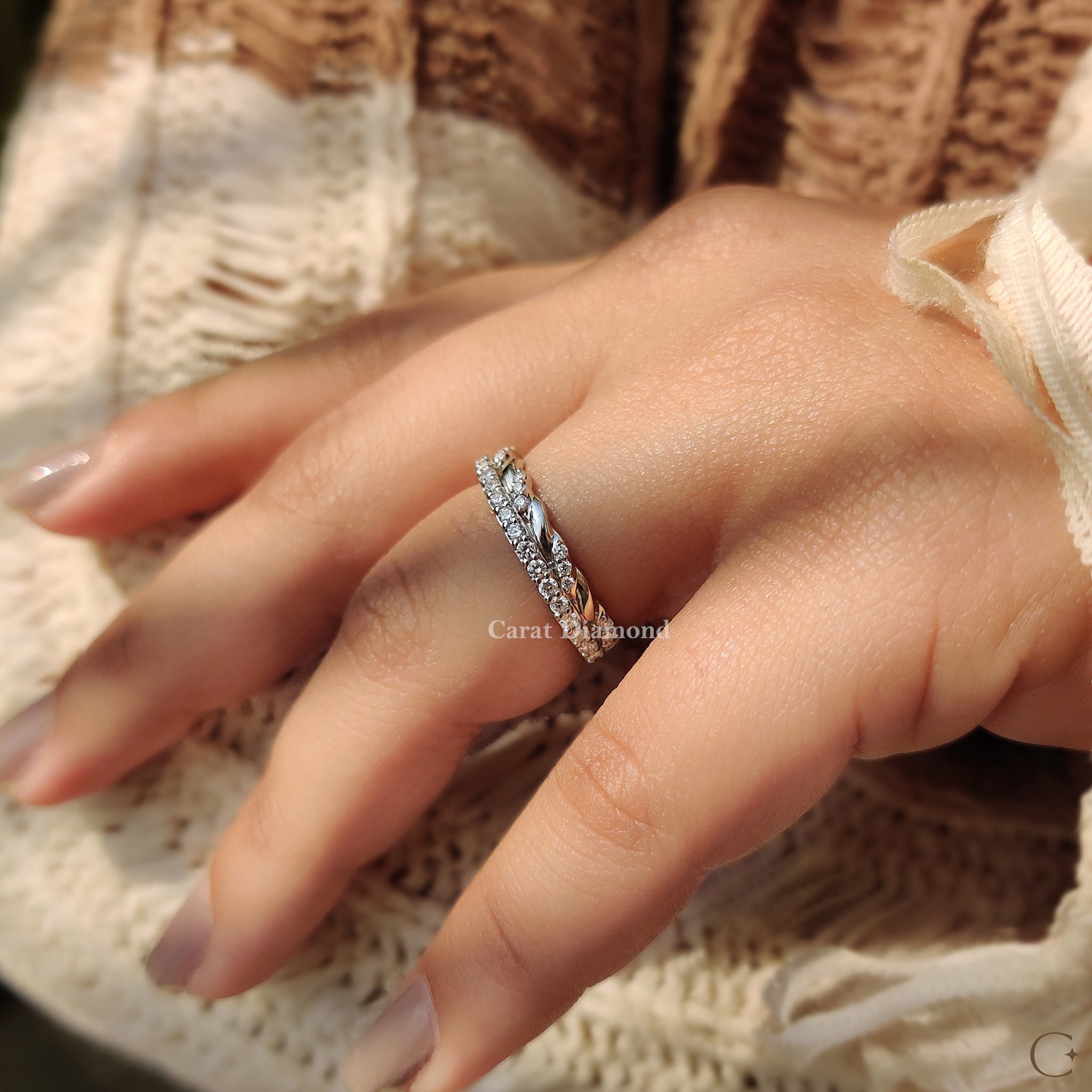 Double Wedding Band In Round Diamond Half Eternity Design Imagen secundaria del producto