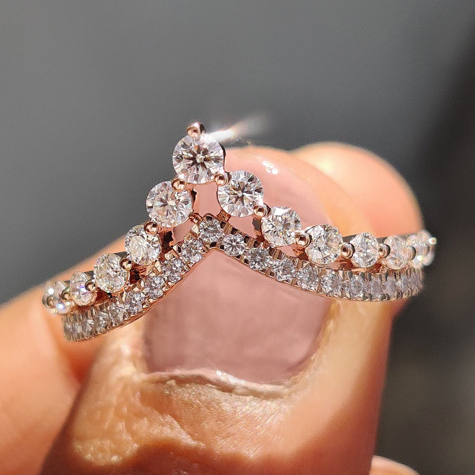 Round Cut Stackable Wedding Band In Double Row Chevron Style Hauptbild
