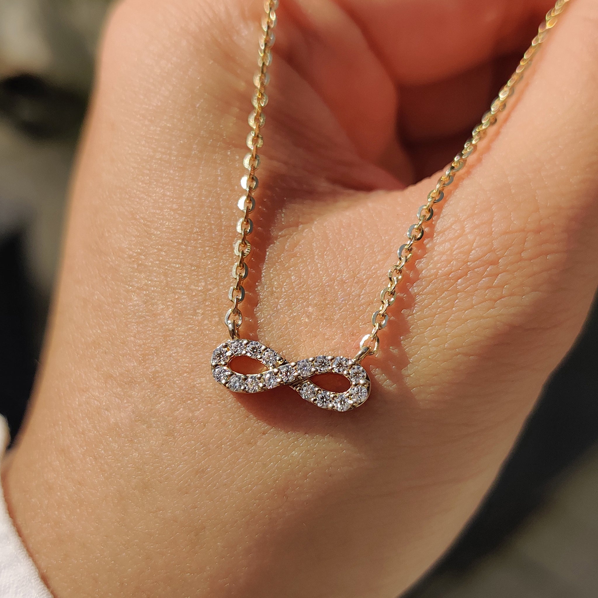 Round Diamond Gold Infinity Pendant With Chain Immagine principale del prodotto