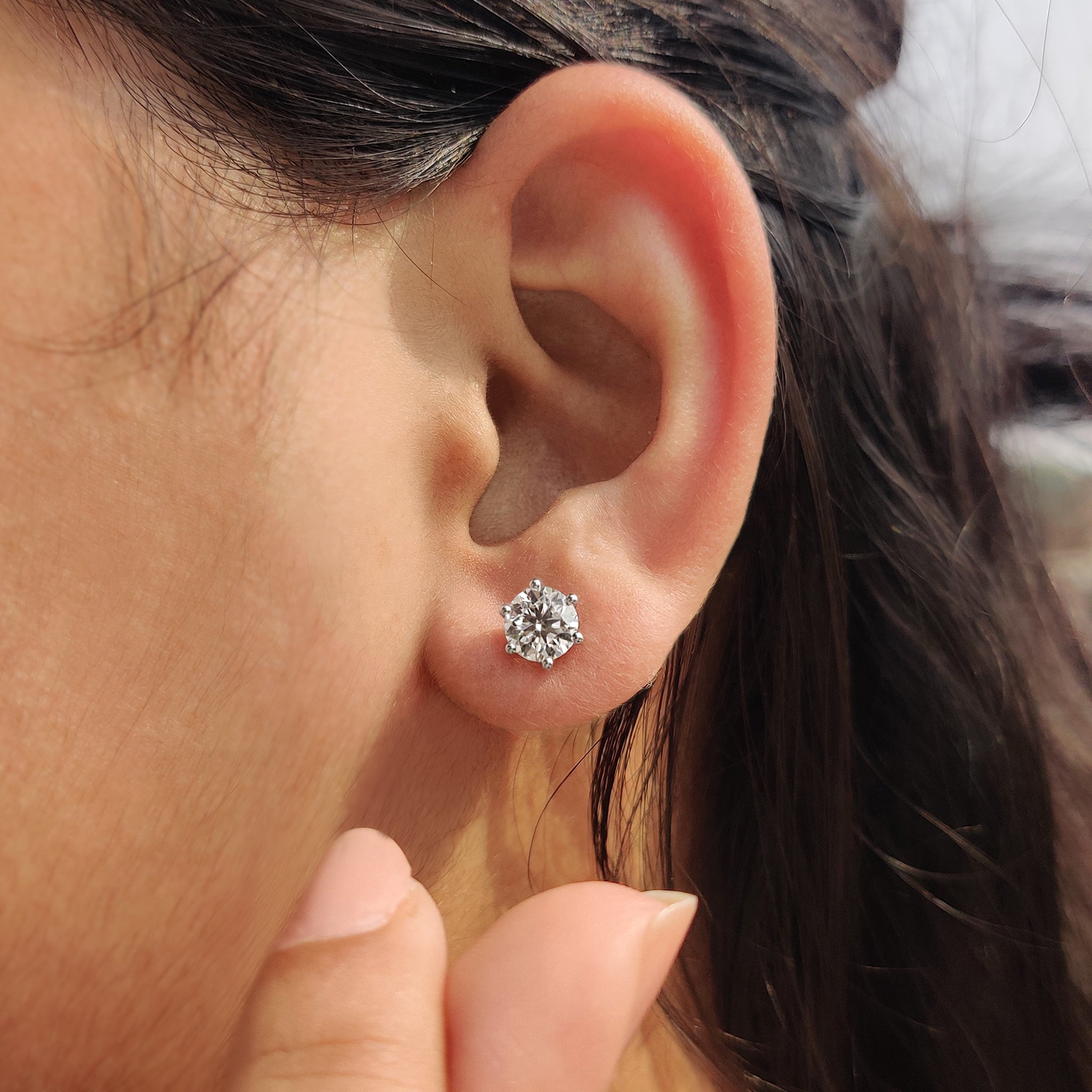 Stud Round Cut Diamond Earrings Immagine secondaria del prodotto