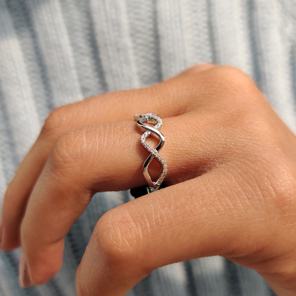 Twisted Wedding Band With Round Cut Moissanite