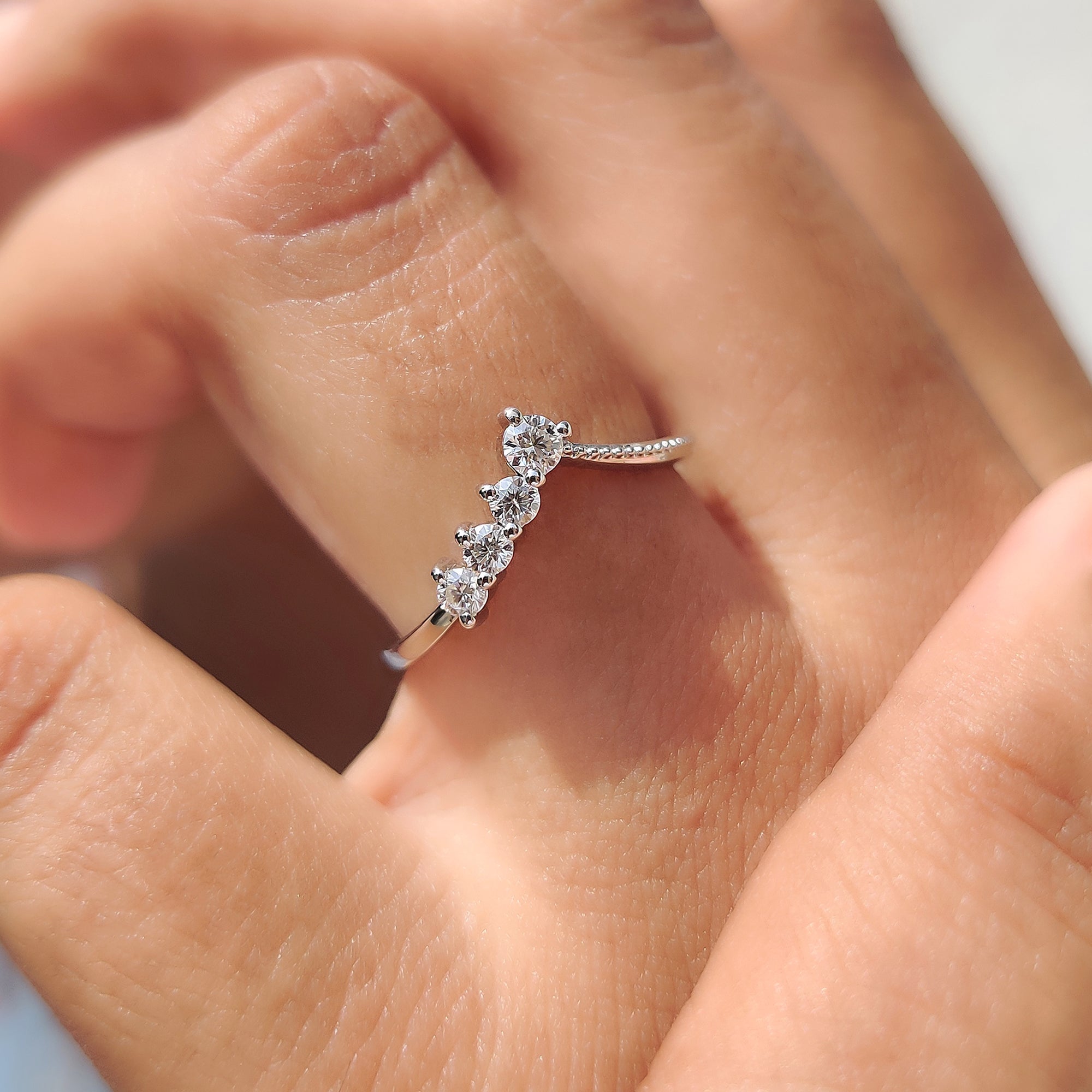 Round Cut Chevron Wedding Band With Milgrain Detail Image secondaire du produit