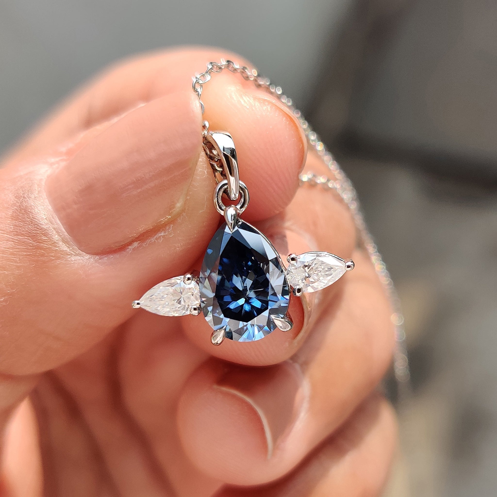 Three Stone Pendant With Royal Dark Blue Pear Moissanite Image principale du produit