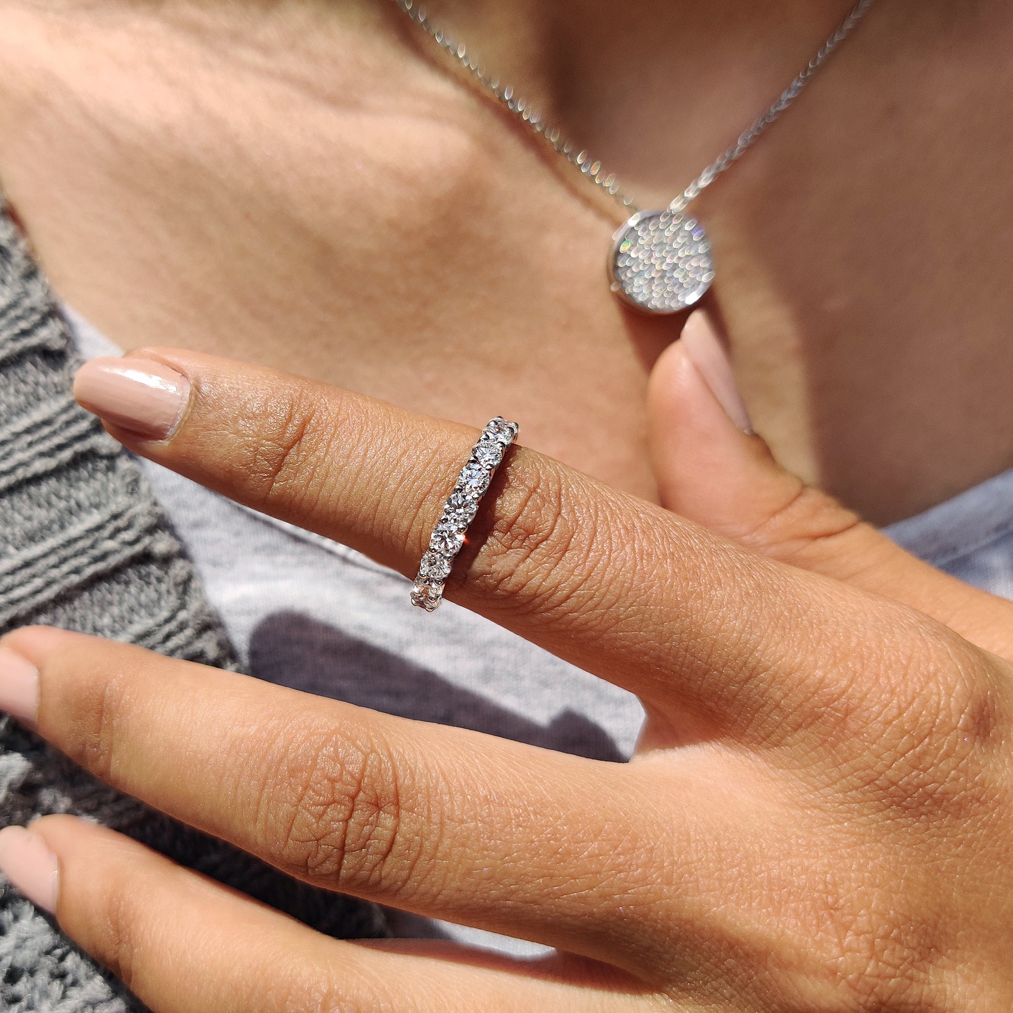 Full Eternity Yellow Gold Wedding Band Imagen secundaria del producto
