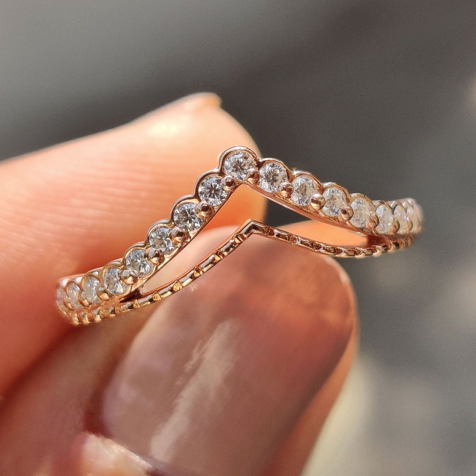 Curvy Wedding Band In Round Moissanite Stone Imagen principal del producto