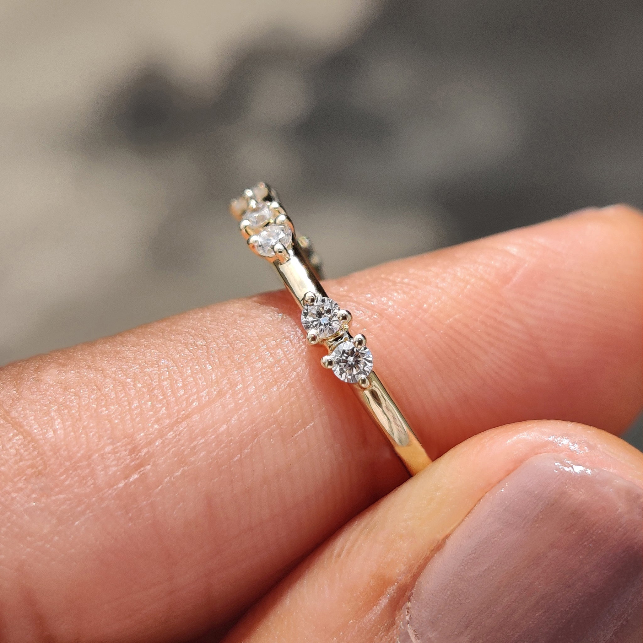 Round Cut Distance Pave Yellow Gold Diamond Band Image secondaire du produit