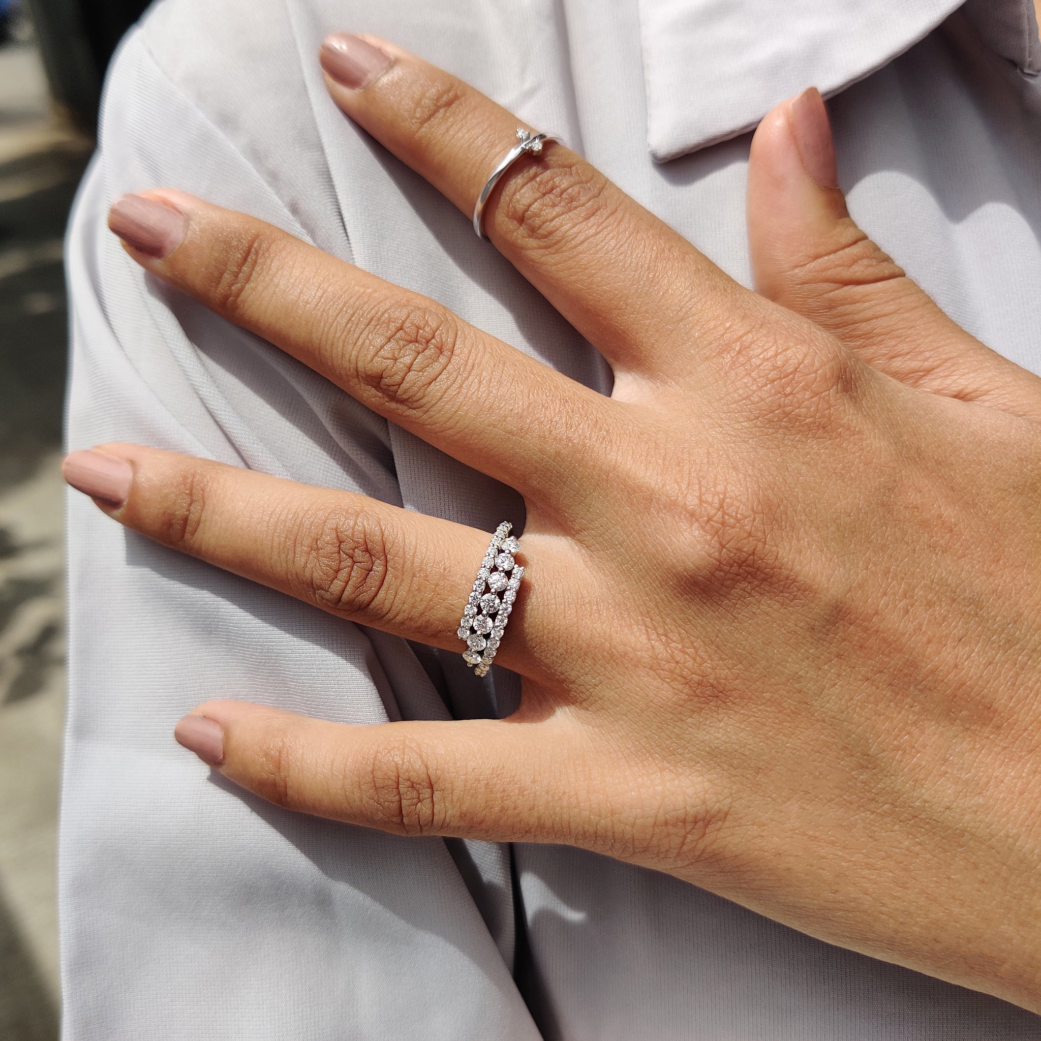 3 Row Pave Diamond Band With Bypass Setting Immagine secondaria del prodotto