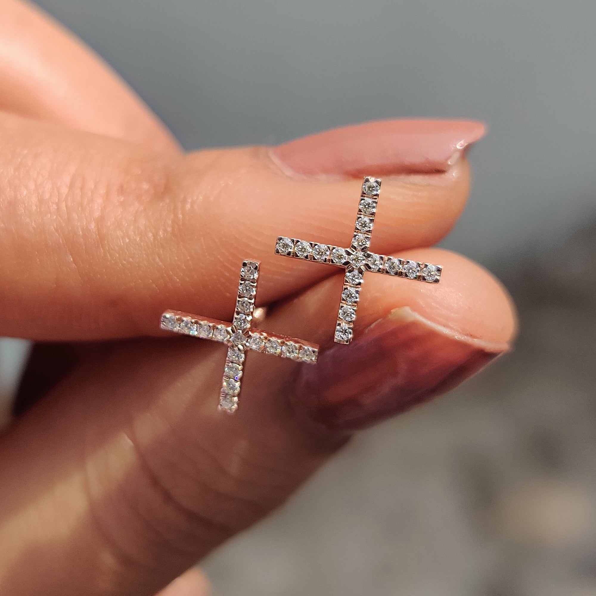 Round Cut X Shaped Moissanite Earrings Immagine principale del prodotto