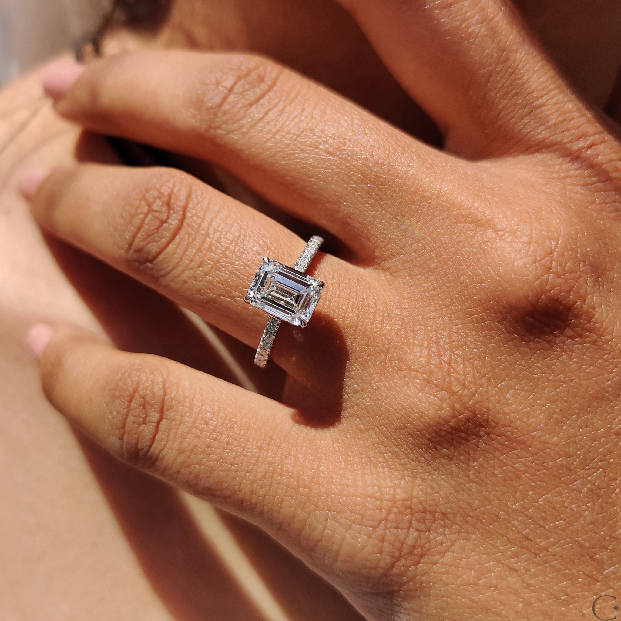 Emerald Cut Engagement Ring in Pave Setting Immagine principale del prodotto