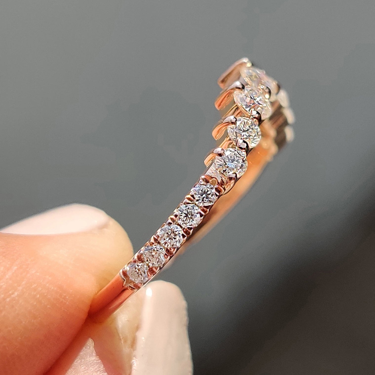 Curvy Wedding Band With Round Cut Moissanite Imagen principal del producto