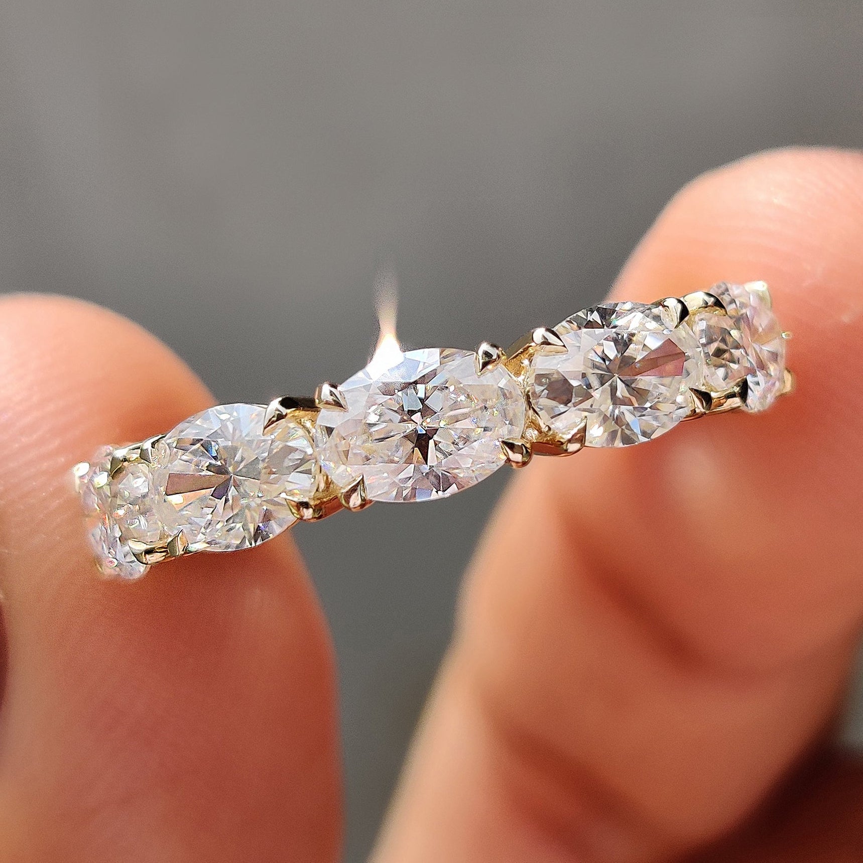 Five Stone Wedding Band In Oval Cut Moissanite Imagen principal del producto