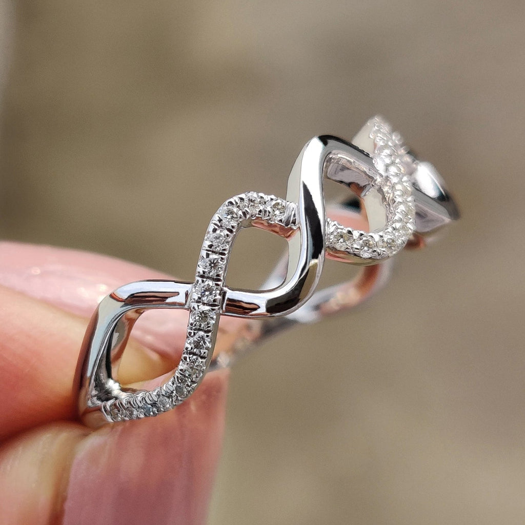 Twisted Wedding Band With Round Cut Moissanite