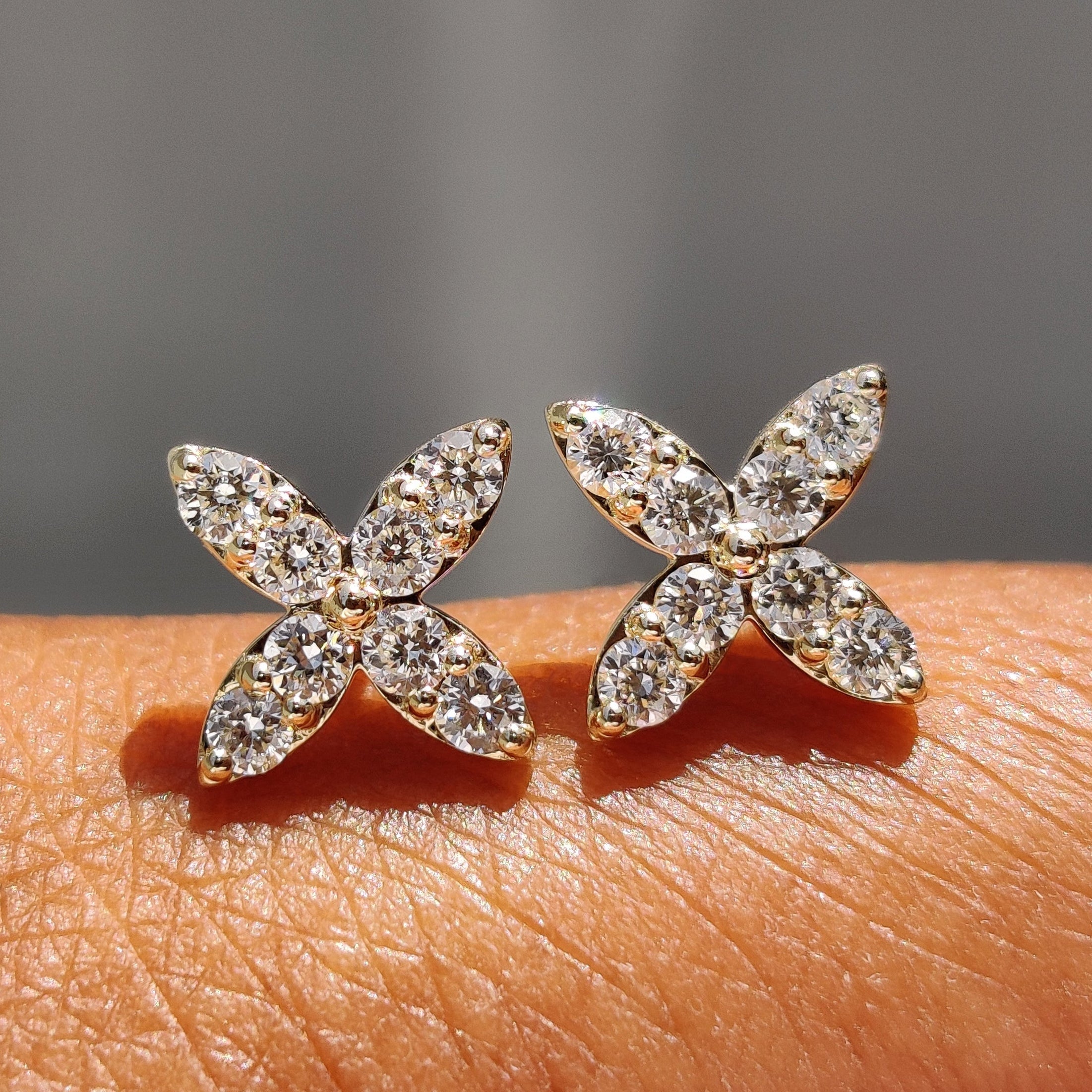 Flower Earrings - White Gold Secondary image
