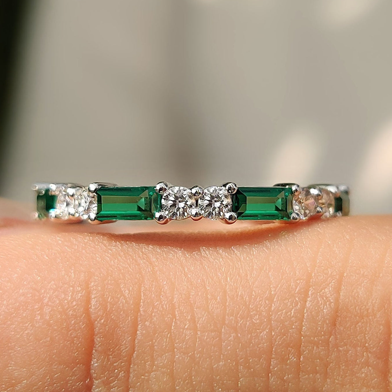 Emerald And Diamond Wedding Band In Half Eternity Imagen principal del producto
