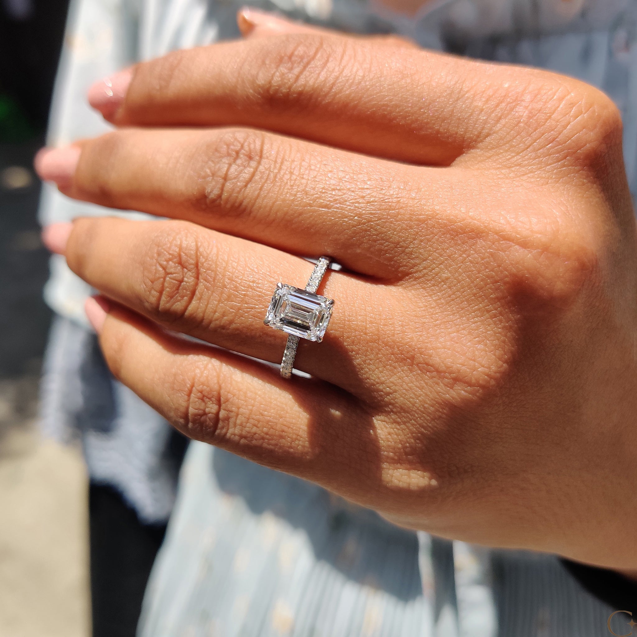 Emerald Cut Engagement Ring in Pave Setting Immagine secondaria del prodotto