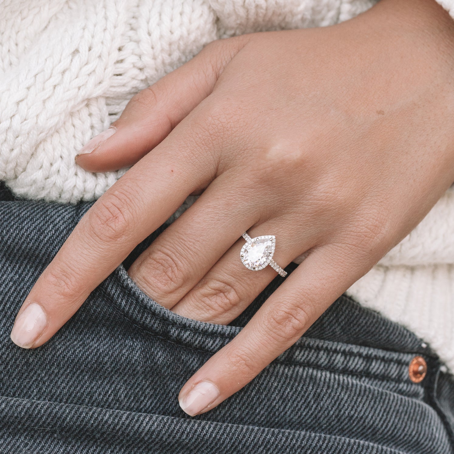 1.93 CT Pear Cut Moissanite Halo Engagement Ring Image secondaire du produit