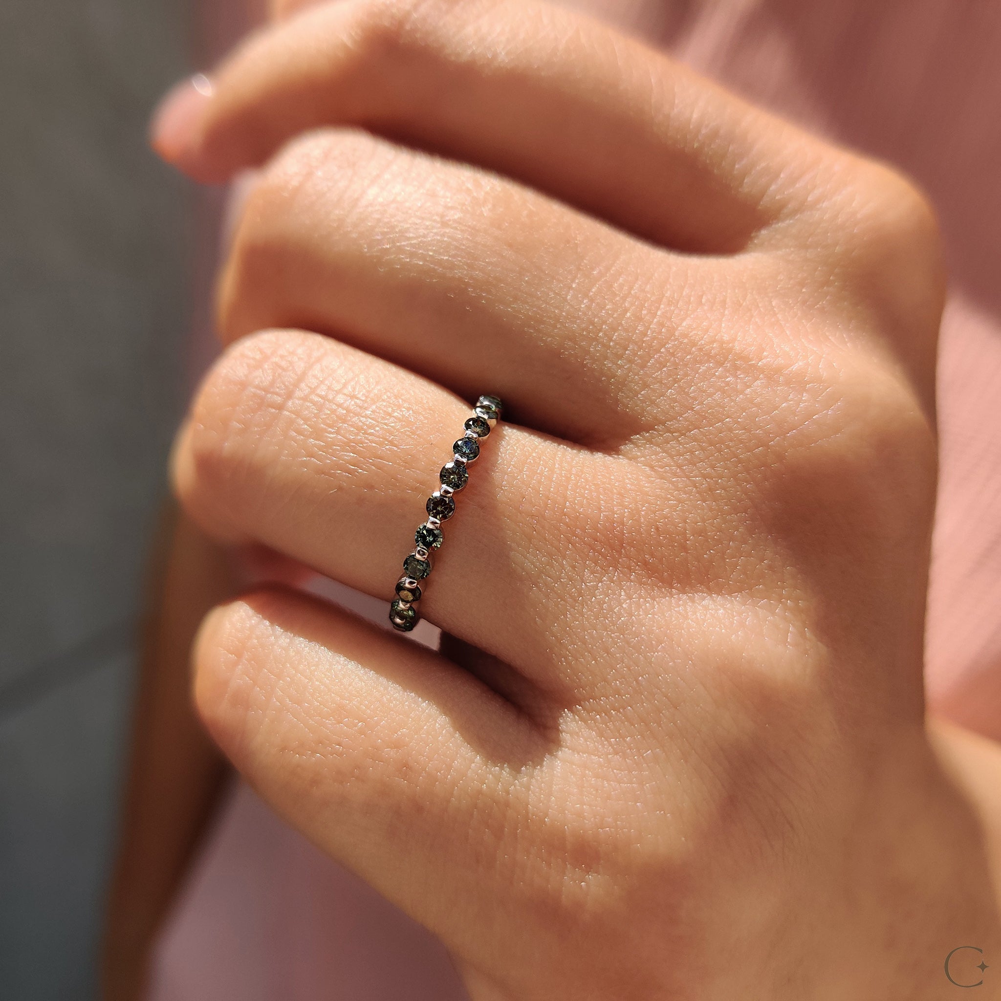 Dark Green Round Cut Full Diamond Eternity Band Imagen secundaria del producto