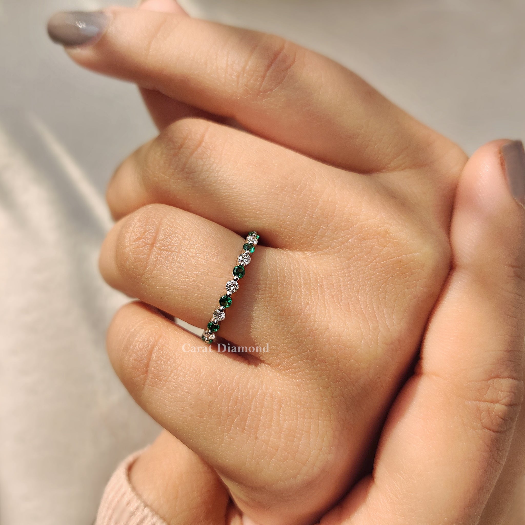 Green Emerald and Diamond Wedding Band Imagen secundaria del producto