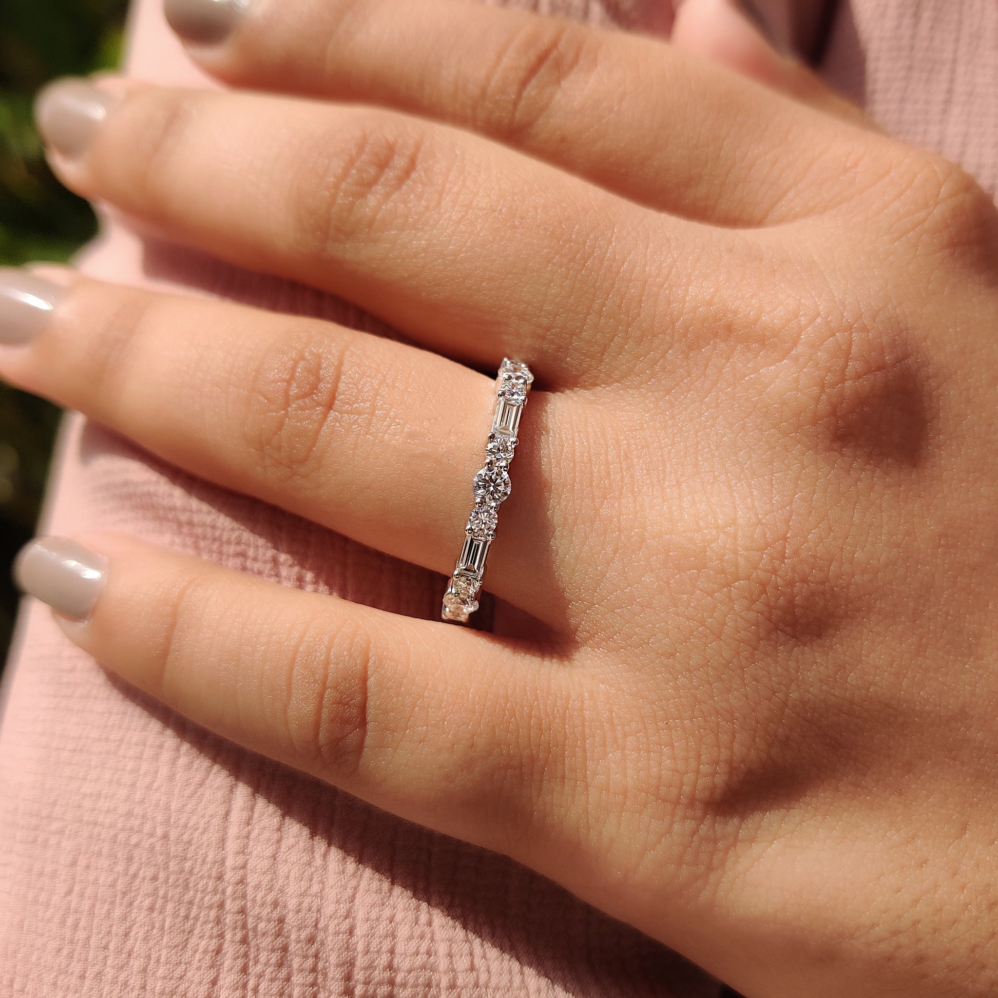 Half Eternity Wedding Band In Round And Baguette Diamond Imagen secundaria del producto