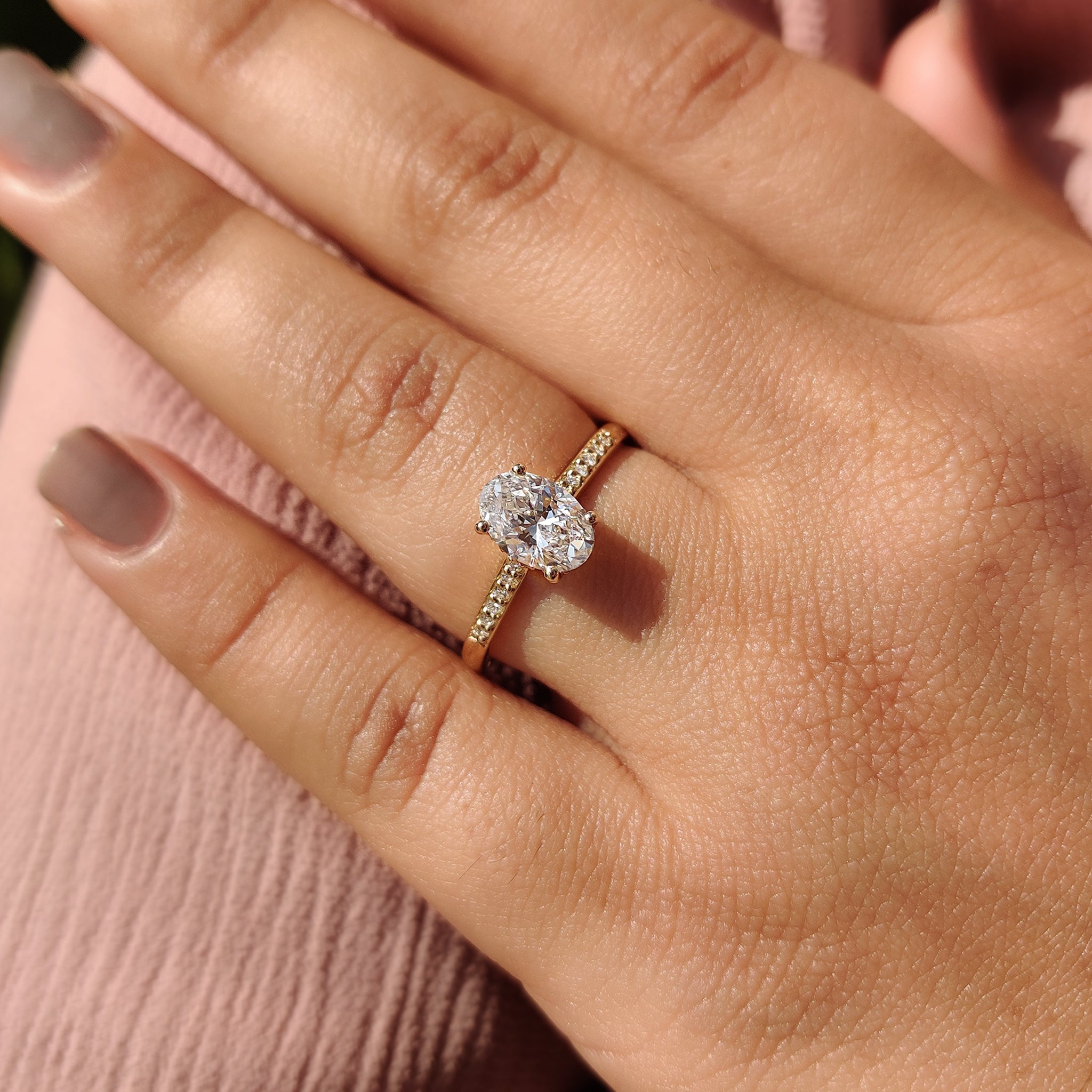 Oval Pave Engagement Ring In Yellow Gold Imagen secundaria del producto