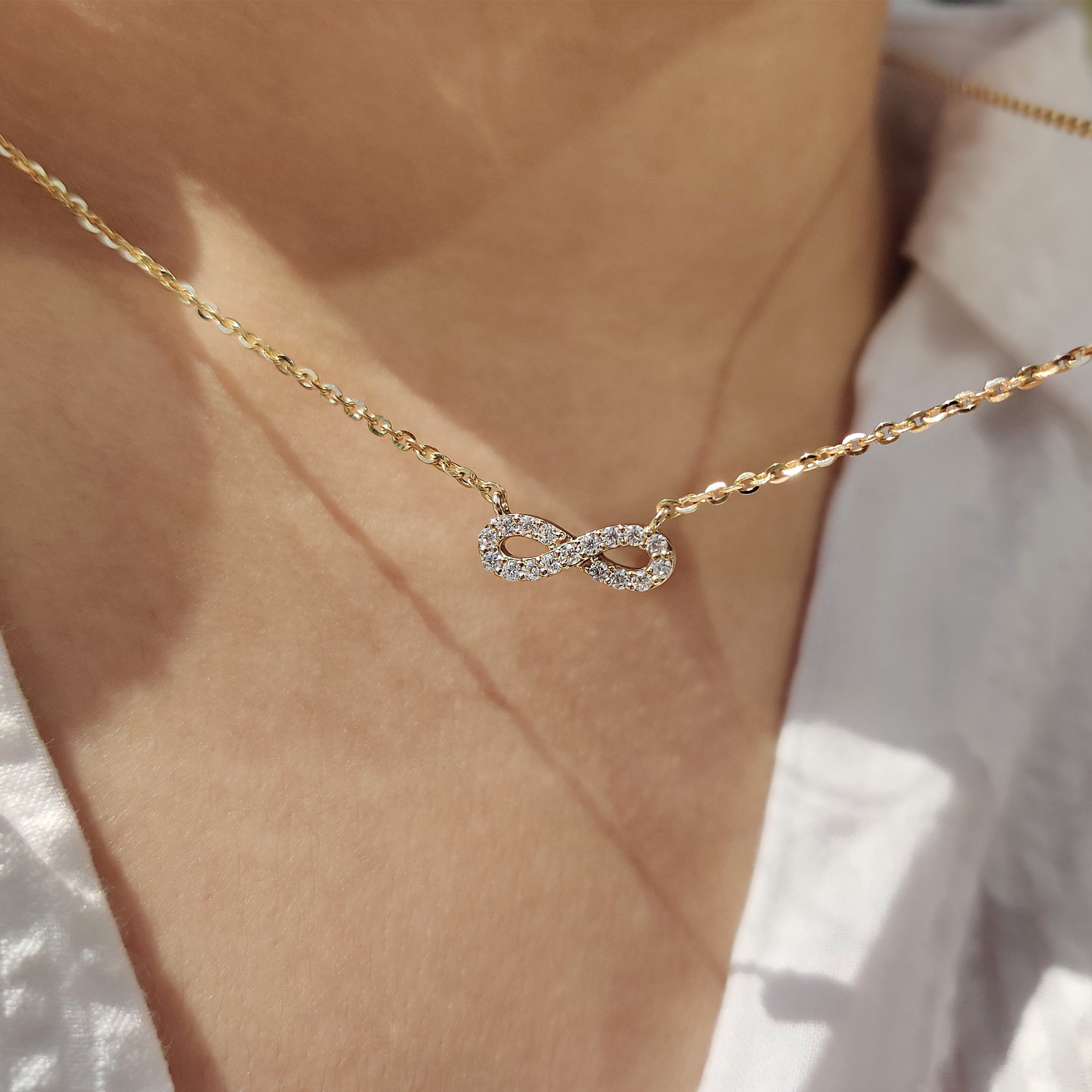 Round Diamond Gold Infinity Pendant With Chain Immagine secondaria del prodotto