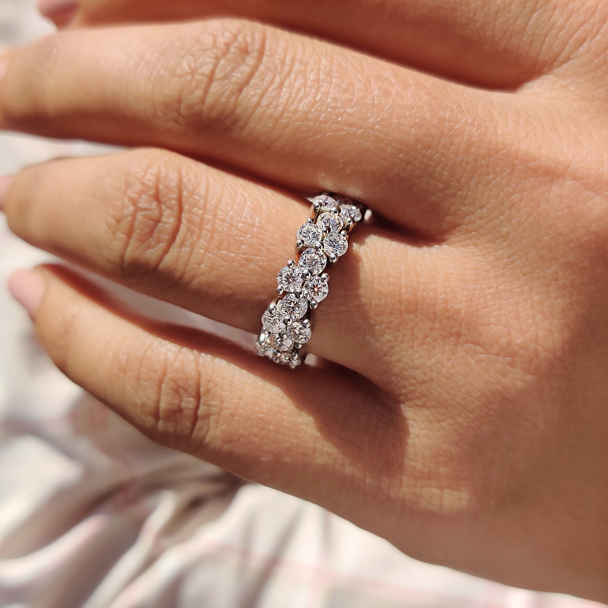 Garland Eternity Band with Round Moissanite Stone Imagen secundaria del producto