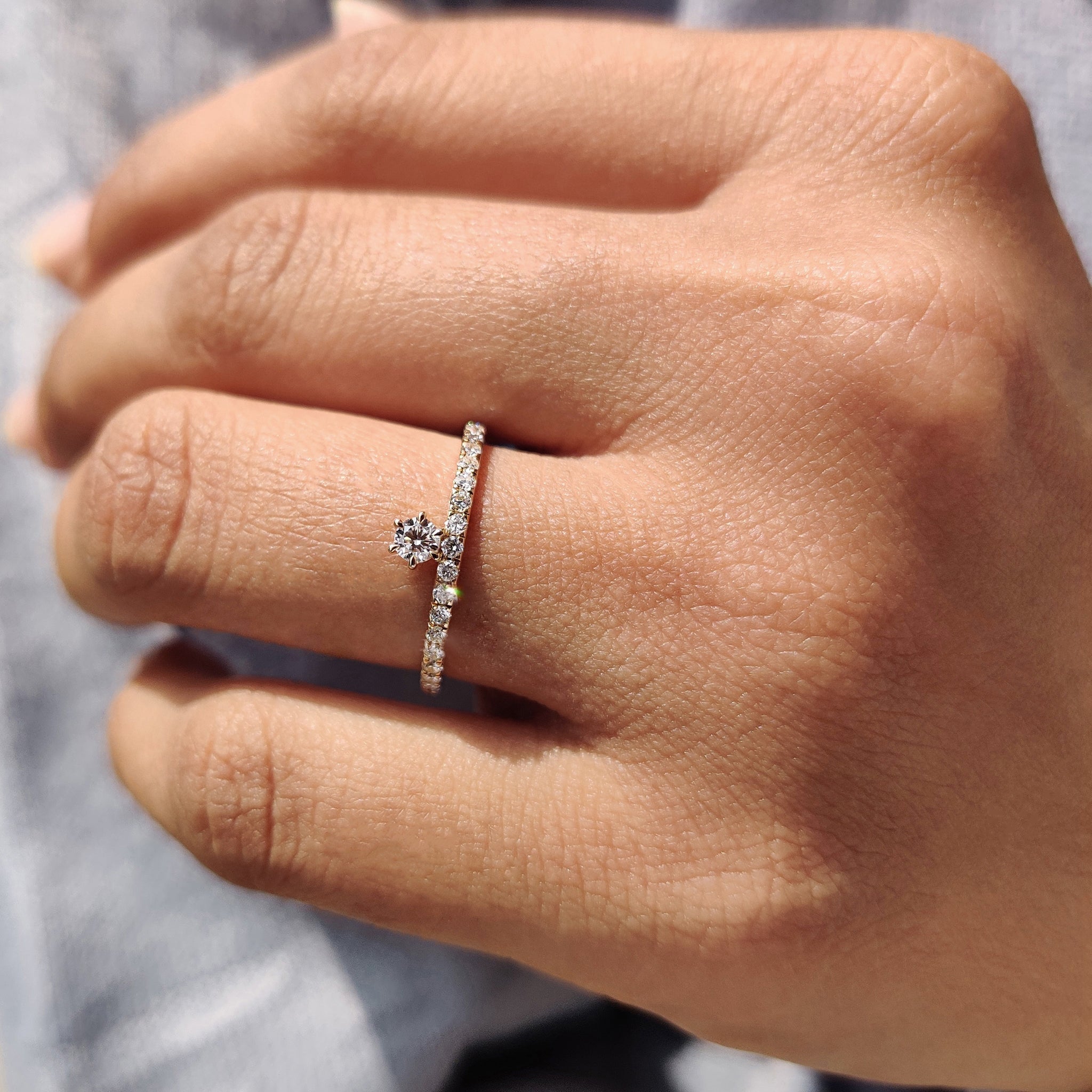 Round Diamond Wedding Band in Sleek Pave Style Hauptbild