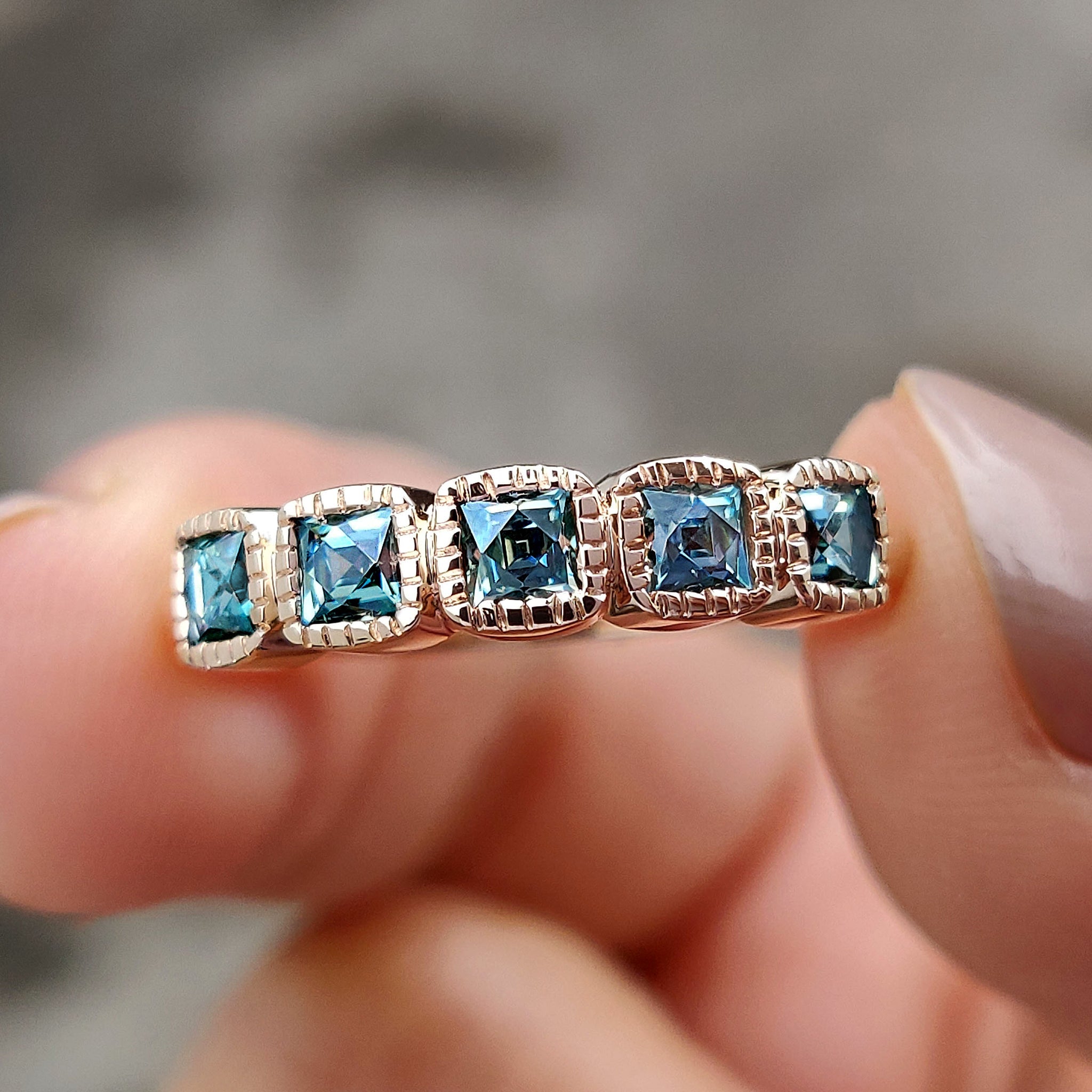 French Cut Half Eternity Band Imagen secundaria del producto