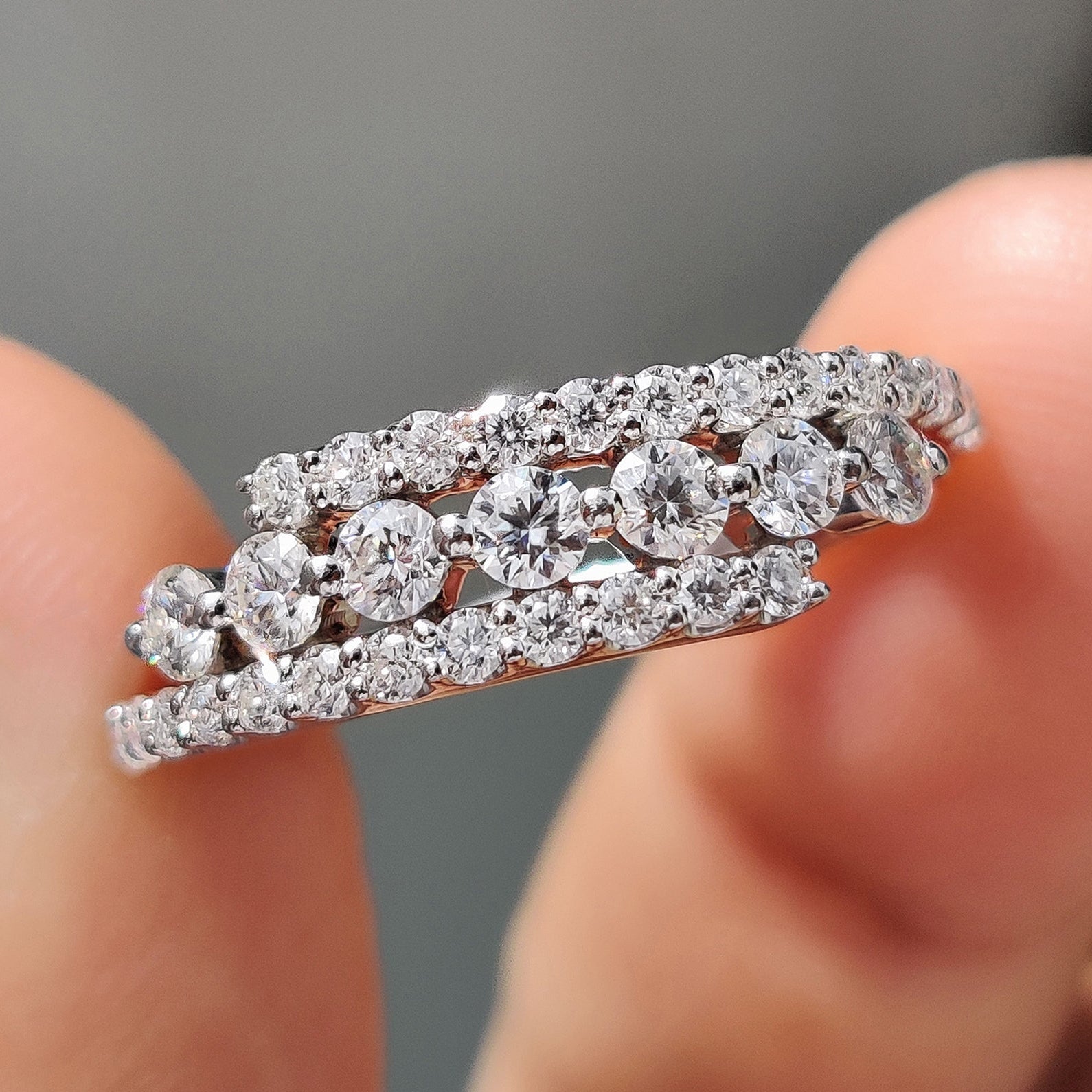 Round Cut Three Row Pave Wedding Band Hauptbild