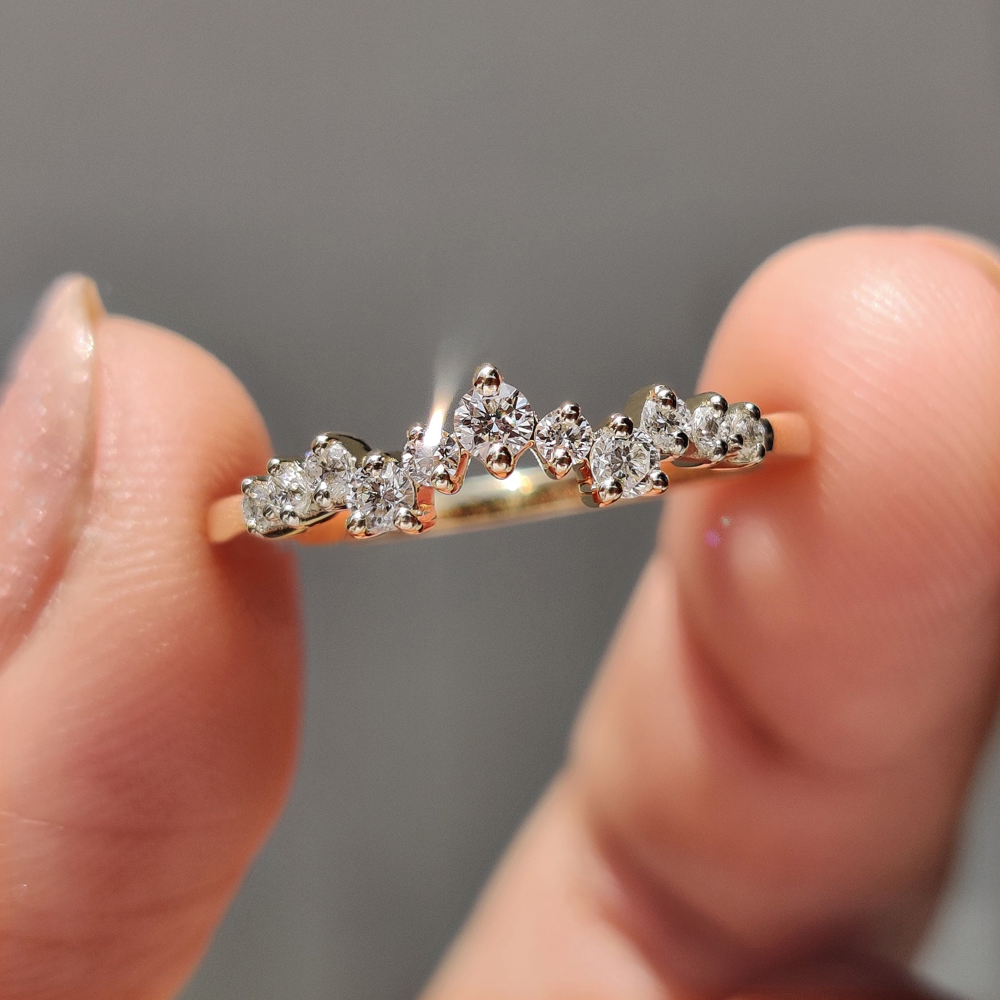 Round Cut Curvy Style Yellow Gold Wedding Band Image principale du produit