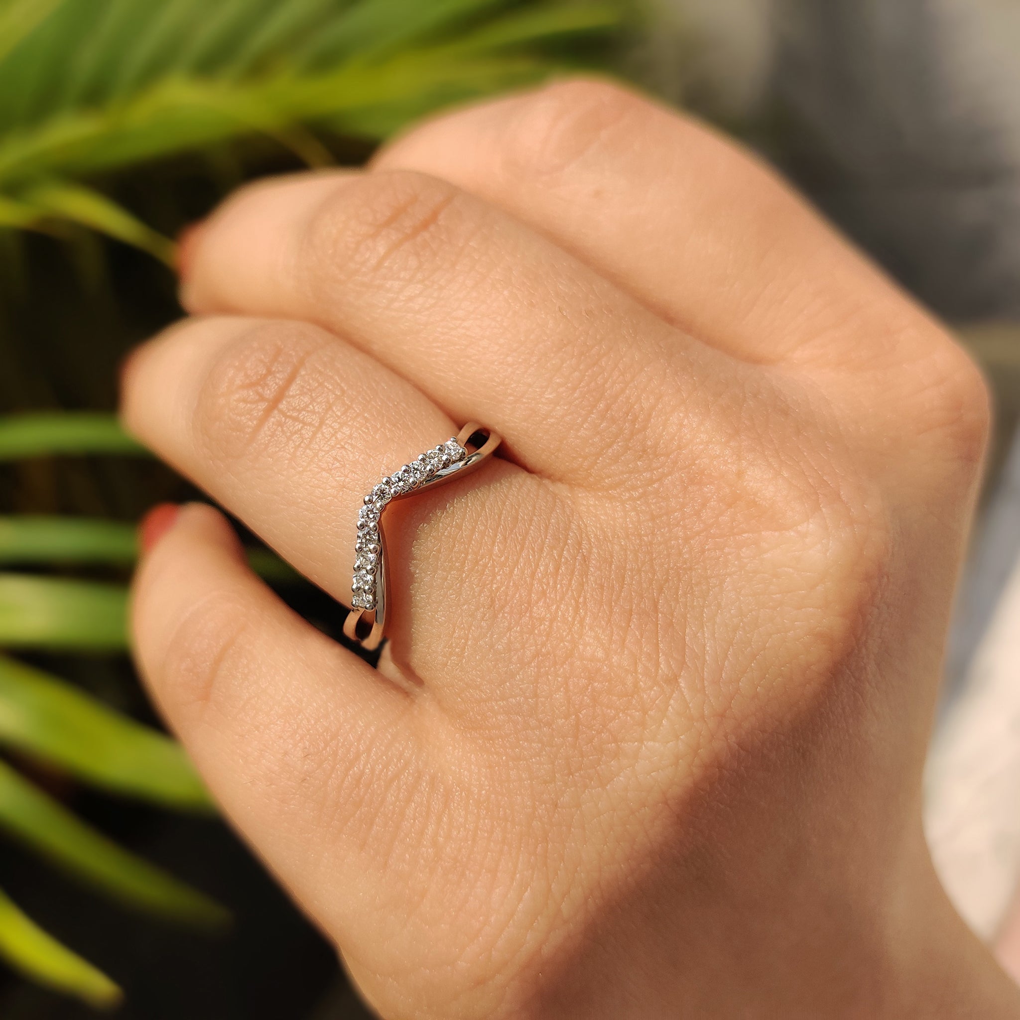 Curved Wedding Band With Round Cut Diamond Imagen principal del producto