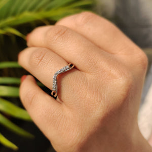 Curved Wedding Band With Round Cut Diamond