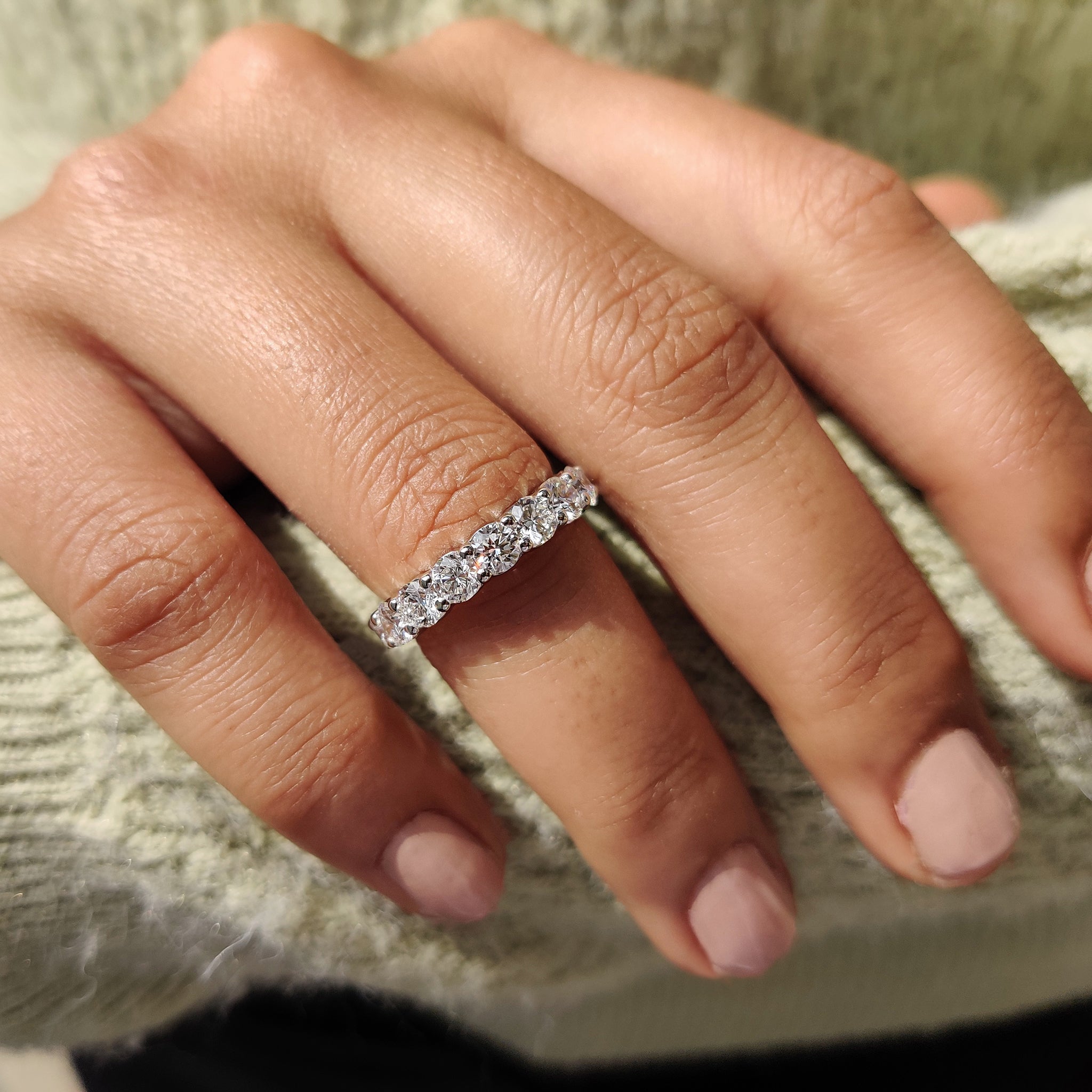 Round Diamond Eternity Band In Secure Prong Style Image principale du produit
