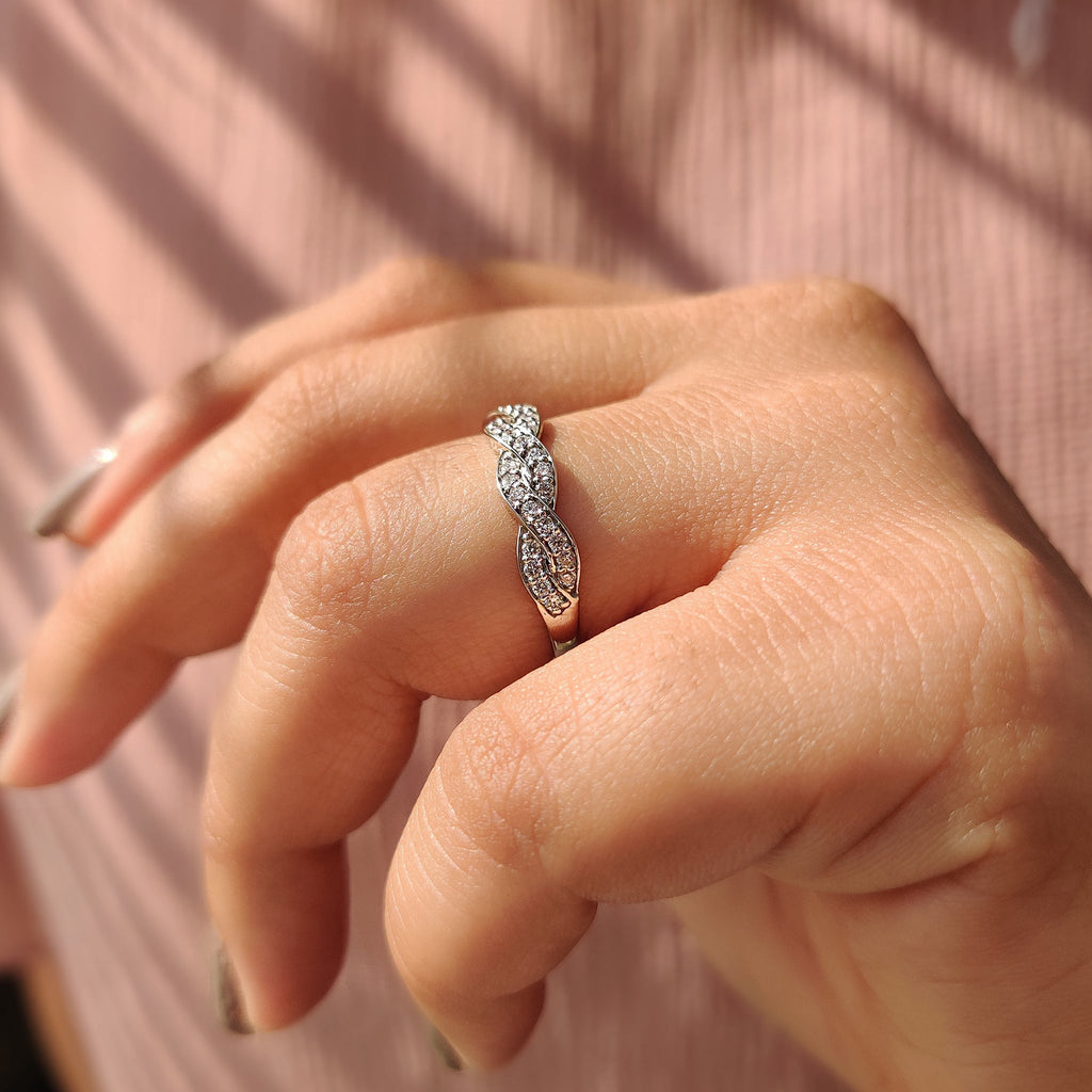 Twisted Diamond Band With Round Cut